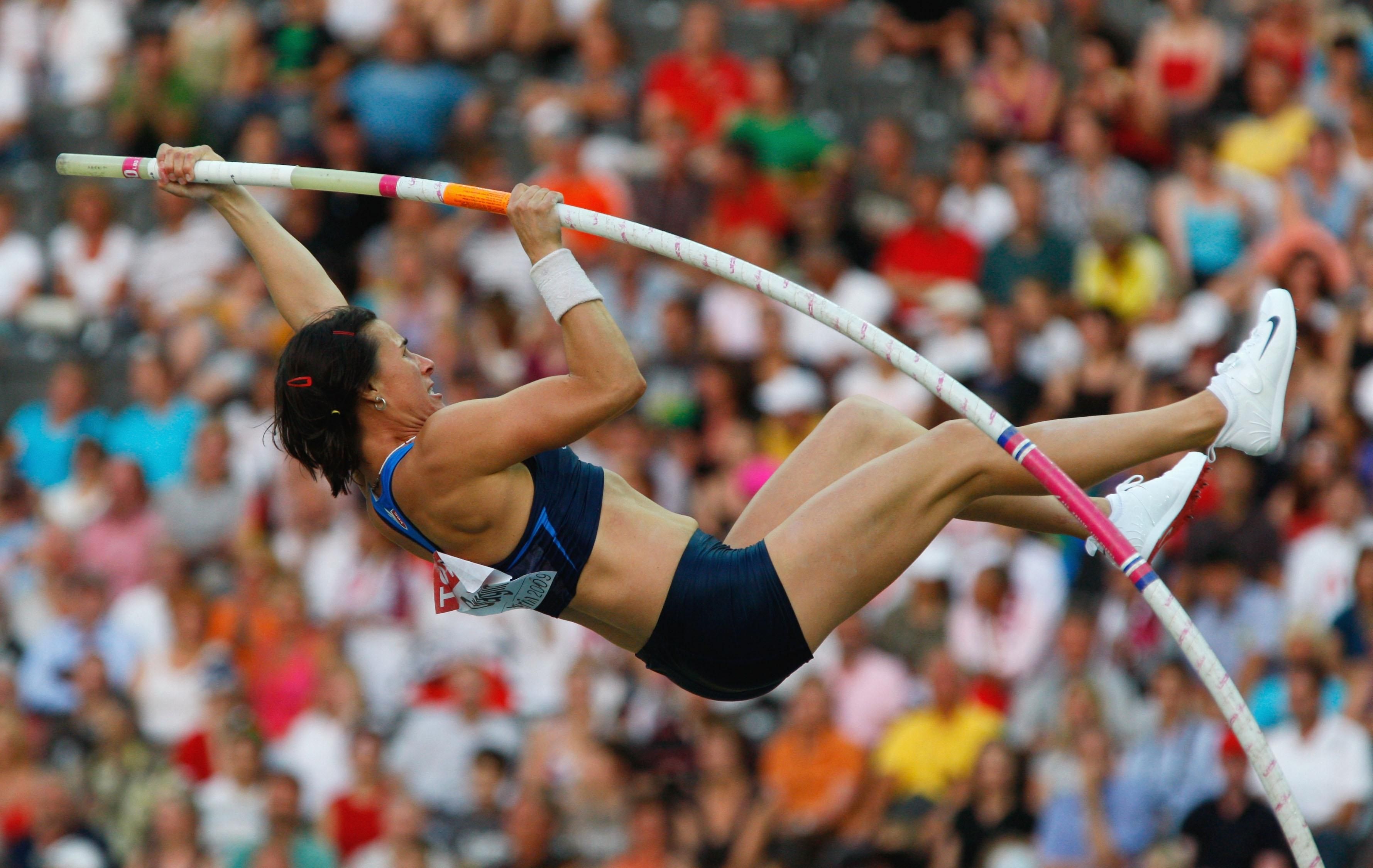 Stacy Dragila bows out of the Pole Vault competition and brings an end to a glittering international career