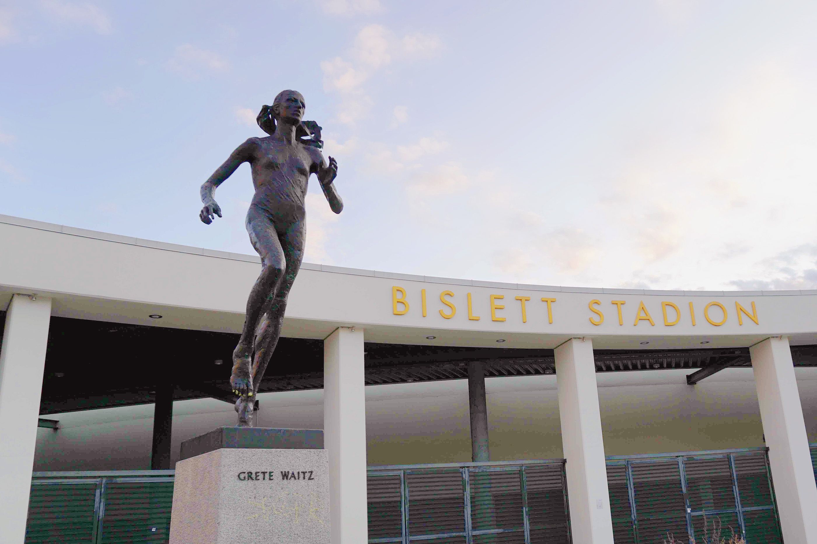 The Grete Waitz statue outside Bislett Stadium