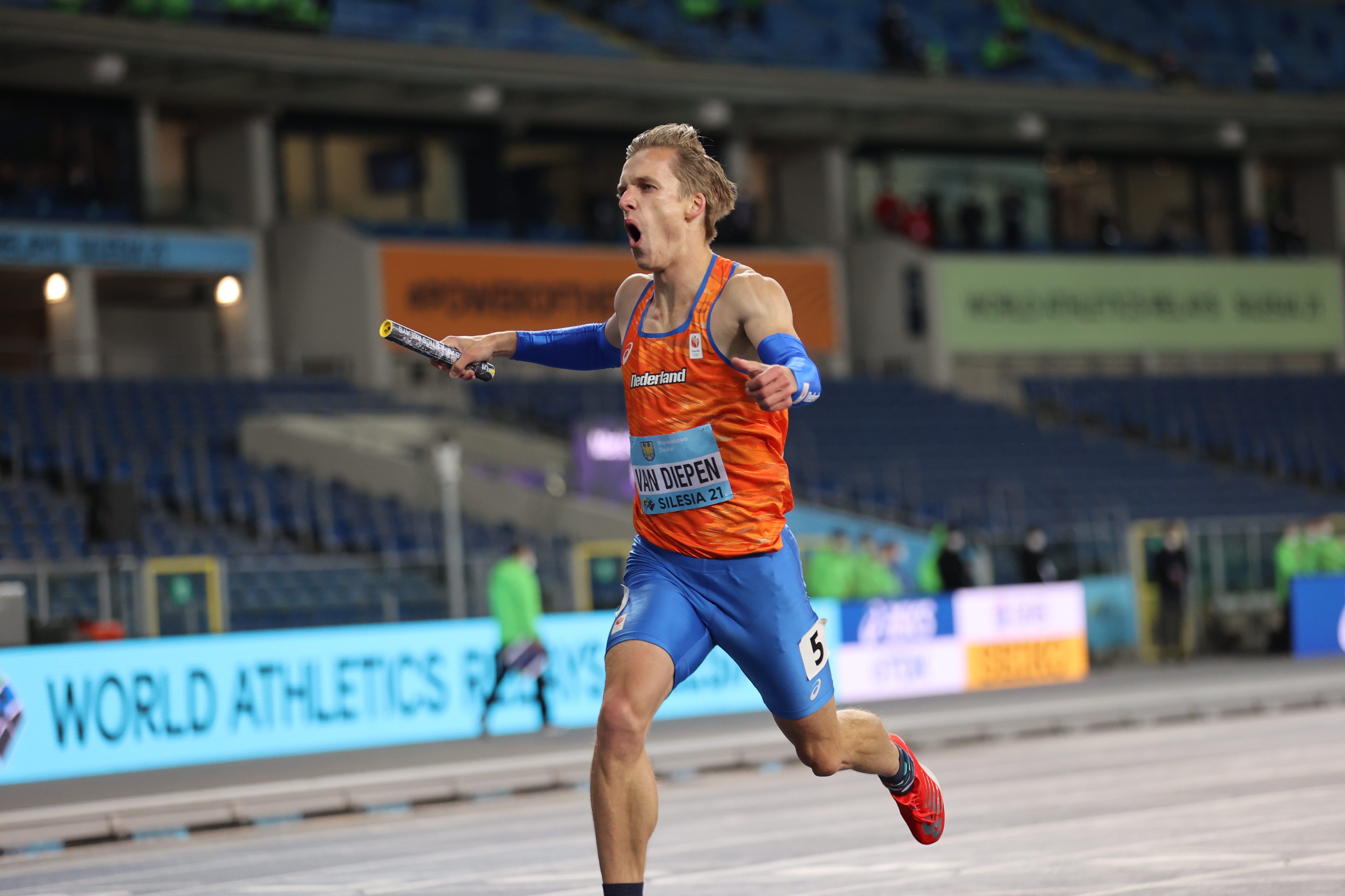 Tony van Diepen anchors Netherlands to victory in the men's 4x400m at the World Athletics Relays Silesia 21