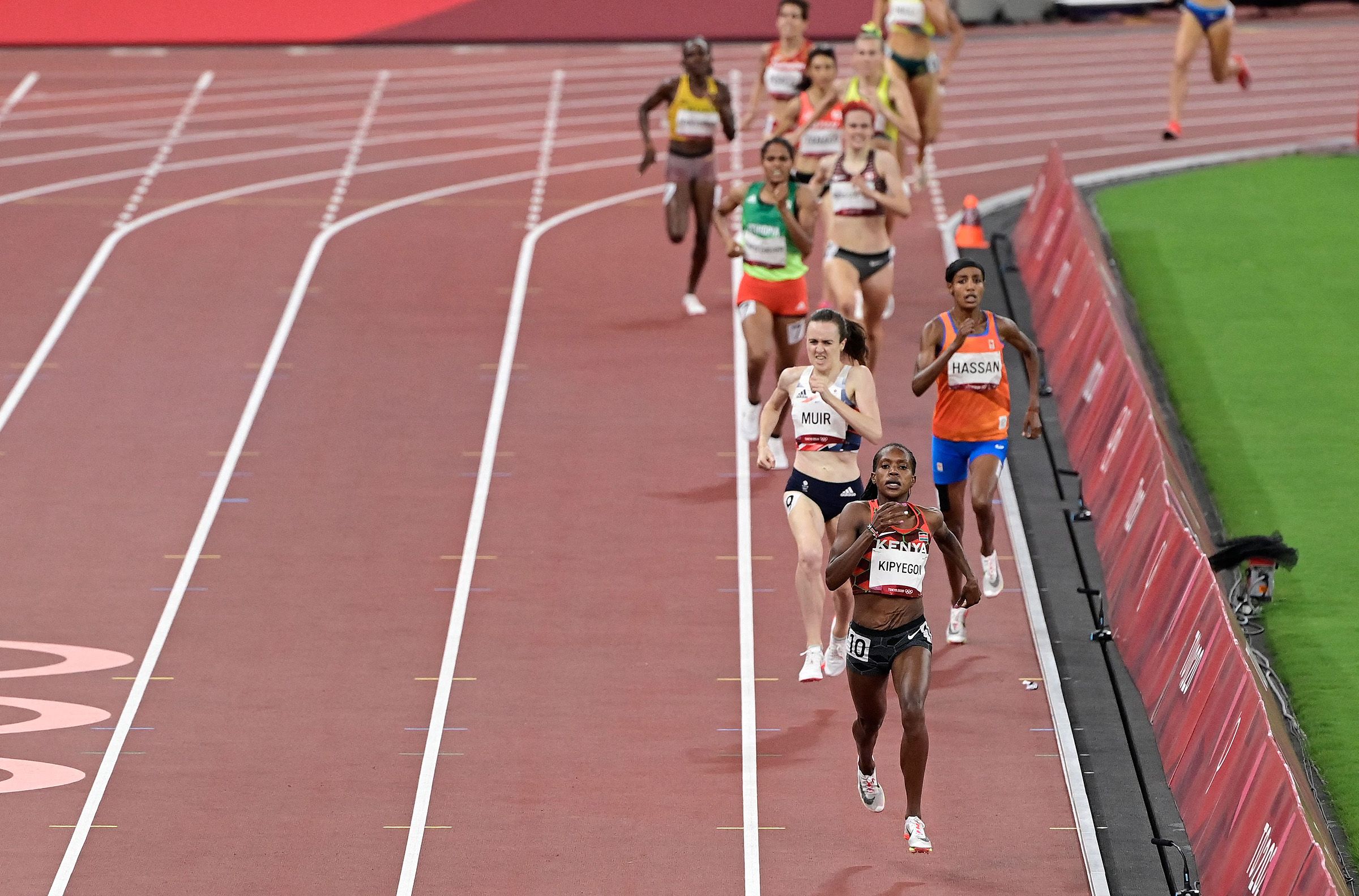 Faith Kipyegon wins the Olympic 1500m title in Tokyo