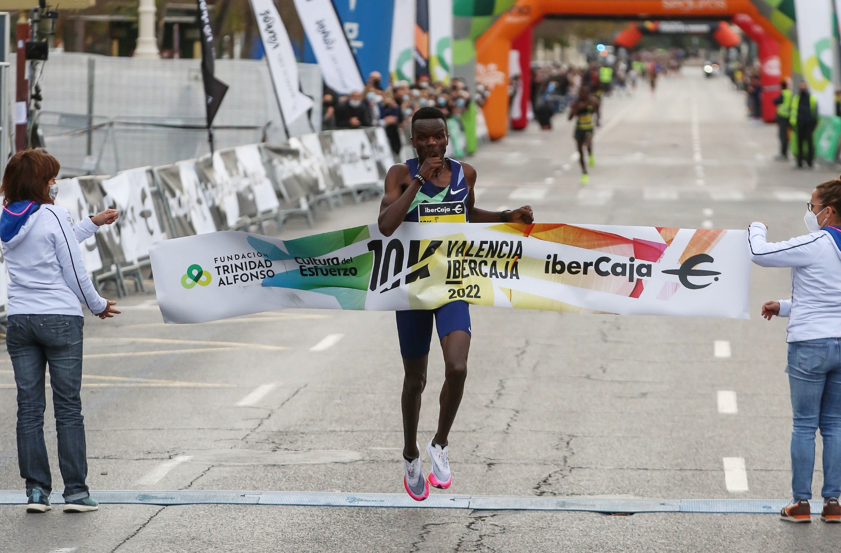 Daniel Simiu Ebenyo wins the 2022 10K Valencia Ibercaja