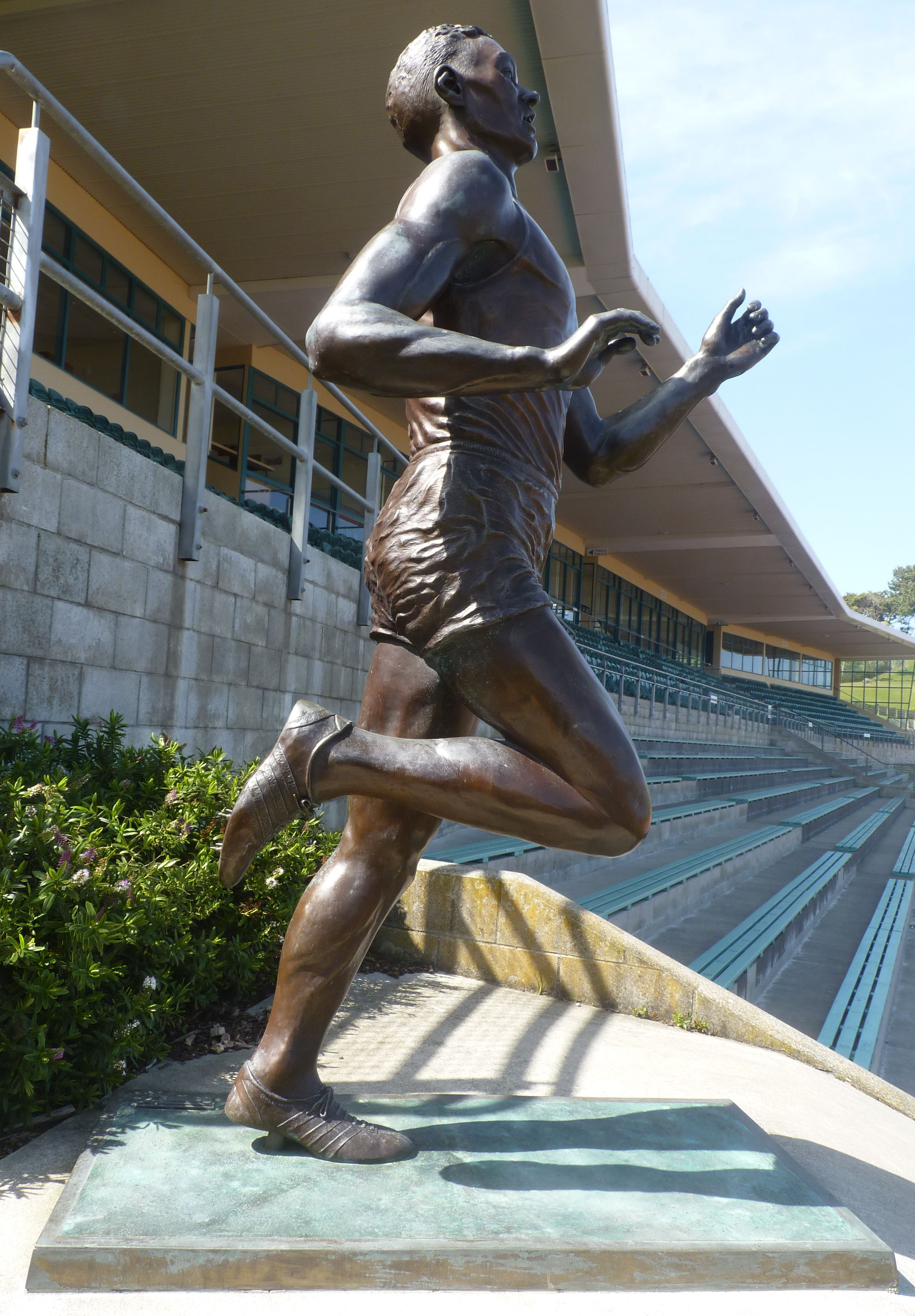 Peter Snell statue