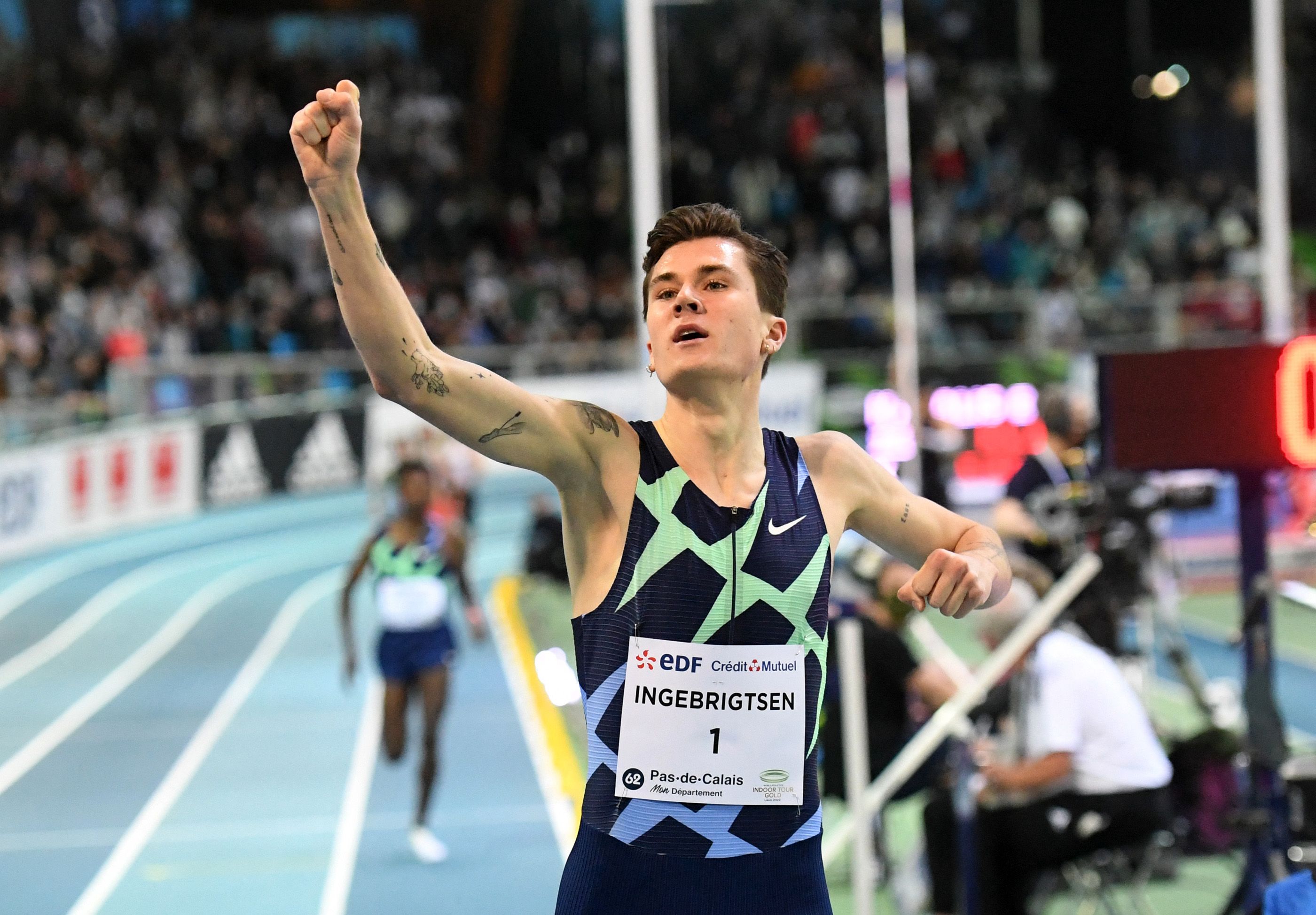 Jakob Ingebrigtsen celebrates his world indoor 1500m record in Lievin