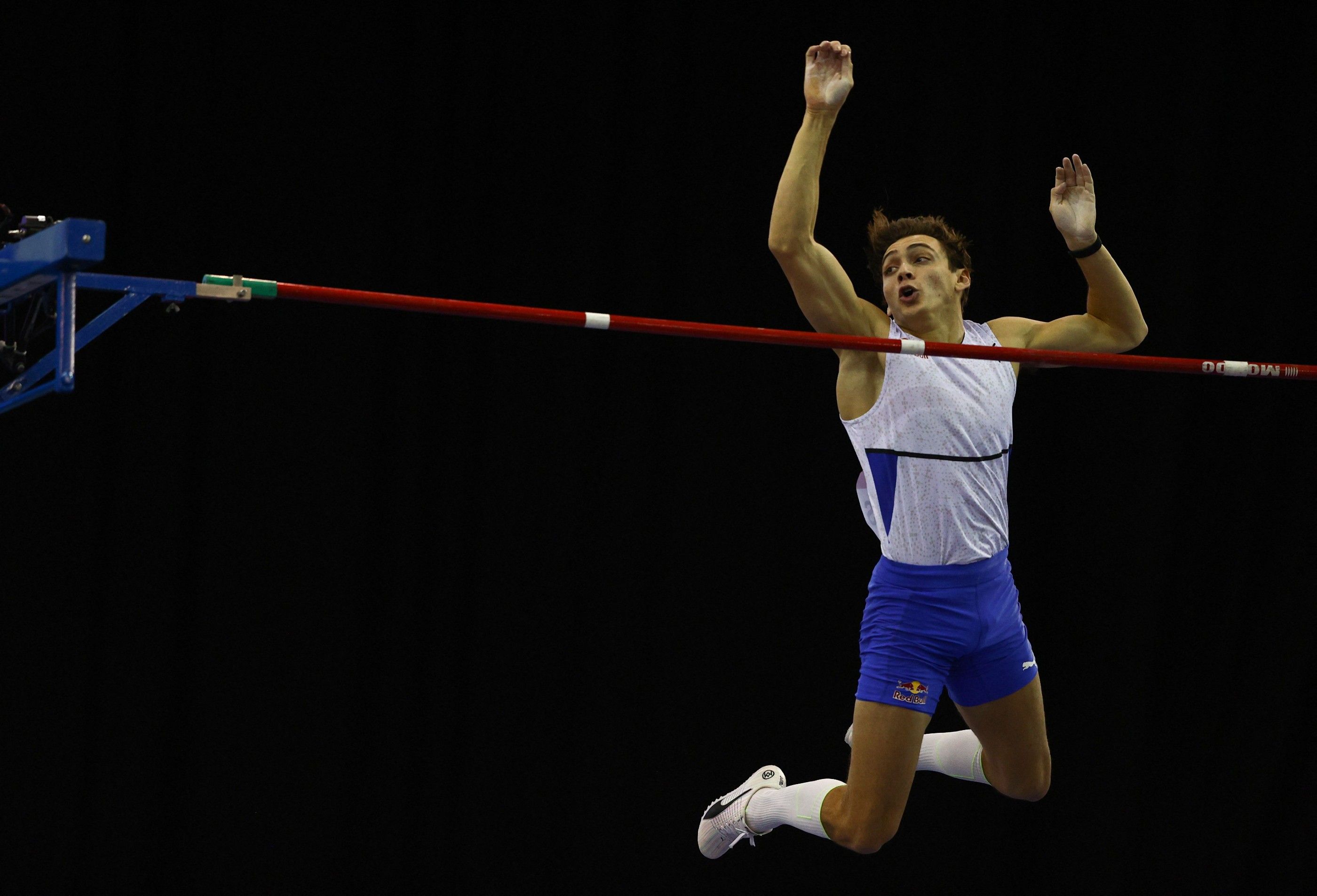 Mondo Duplantis competes at the 2022 Muller Indoor Grand Prix in Birmingham