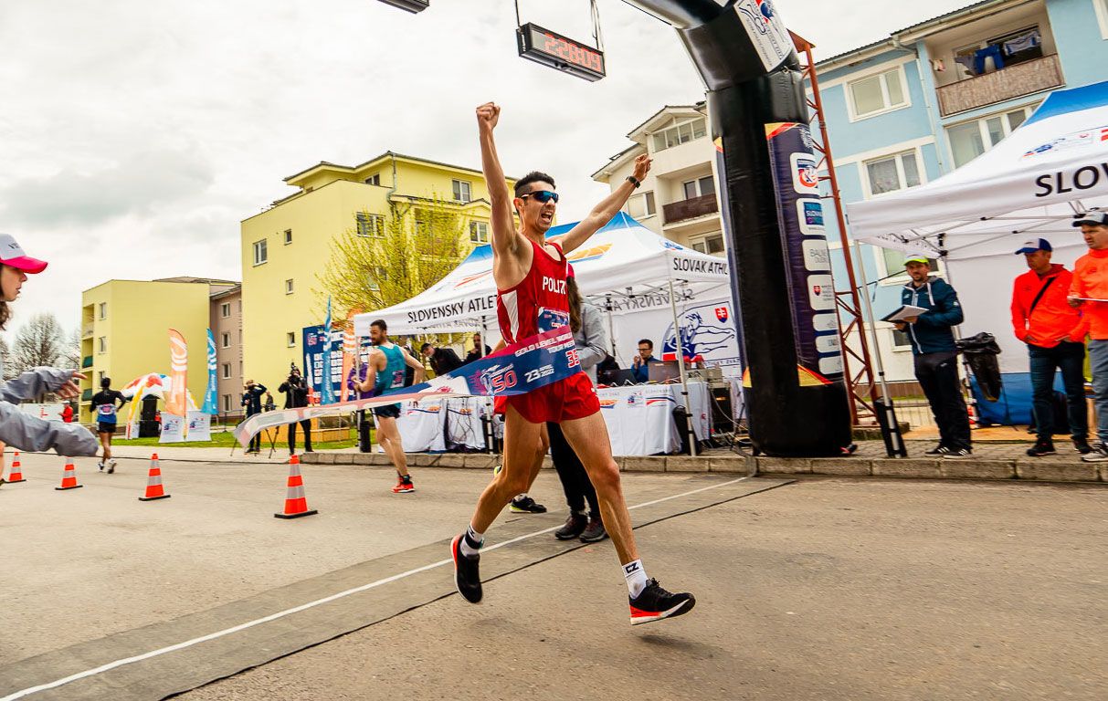 Massimo Stano wins the 35km race walk at the Dudinska 50