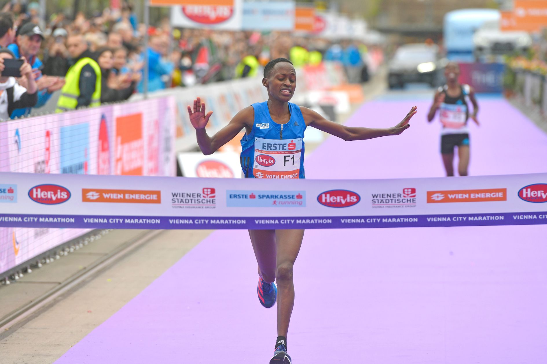 Vibian Chepkurui retains her Vienna City Marathon title in a course record