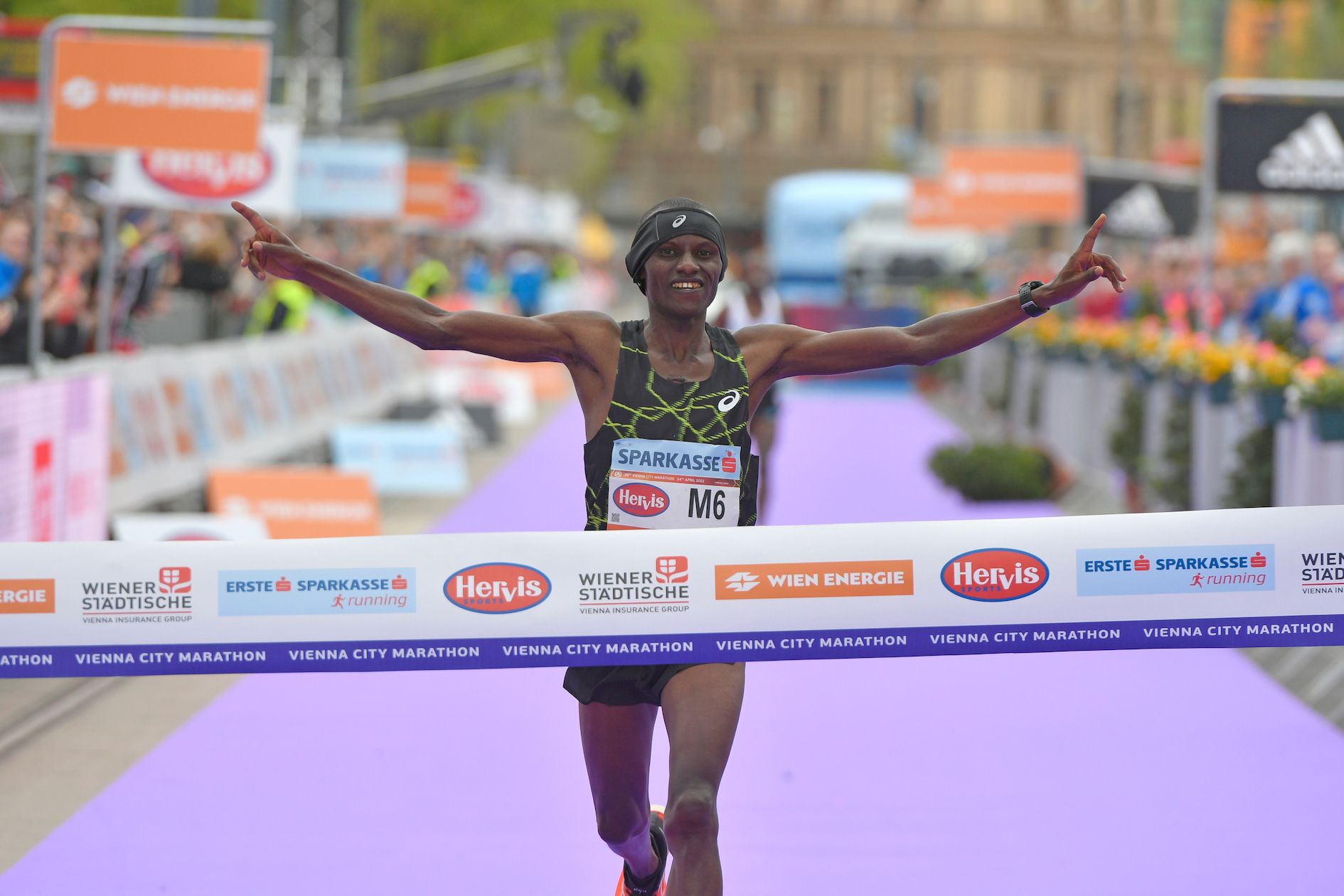 Cosmas Matolo Muteti wins the Vienna City Marathon