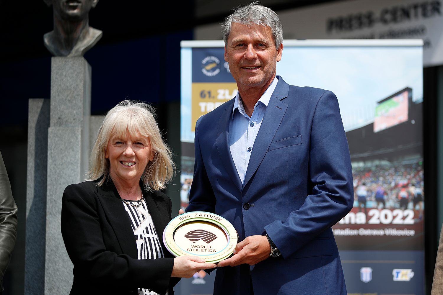 Cherry Alexander presents the Heritage Plaque to Jan Zelezny