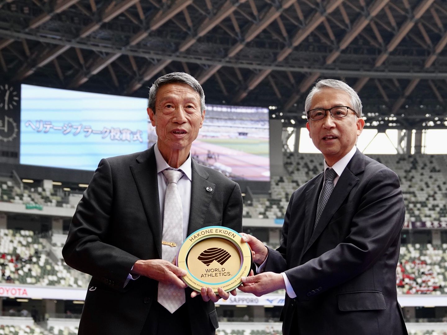 The Hakone Ekiden Heritage Plaque is presented