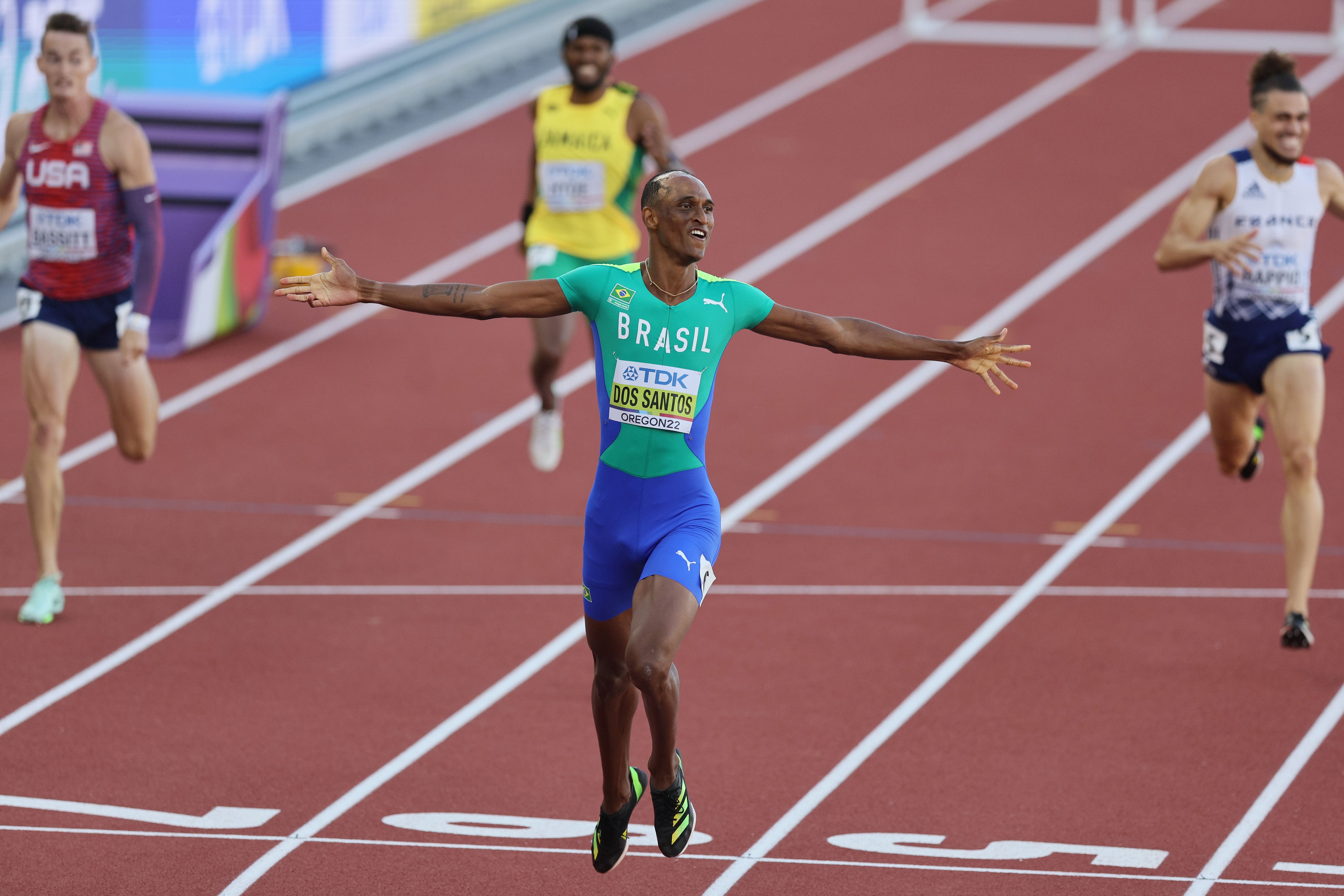 Alison dos Santos wins the 400m hurdles at the World Athletics Championships Oregon22