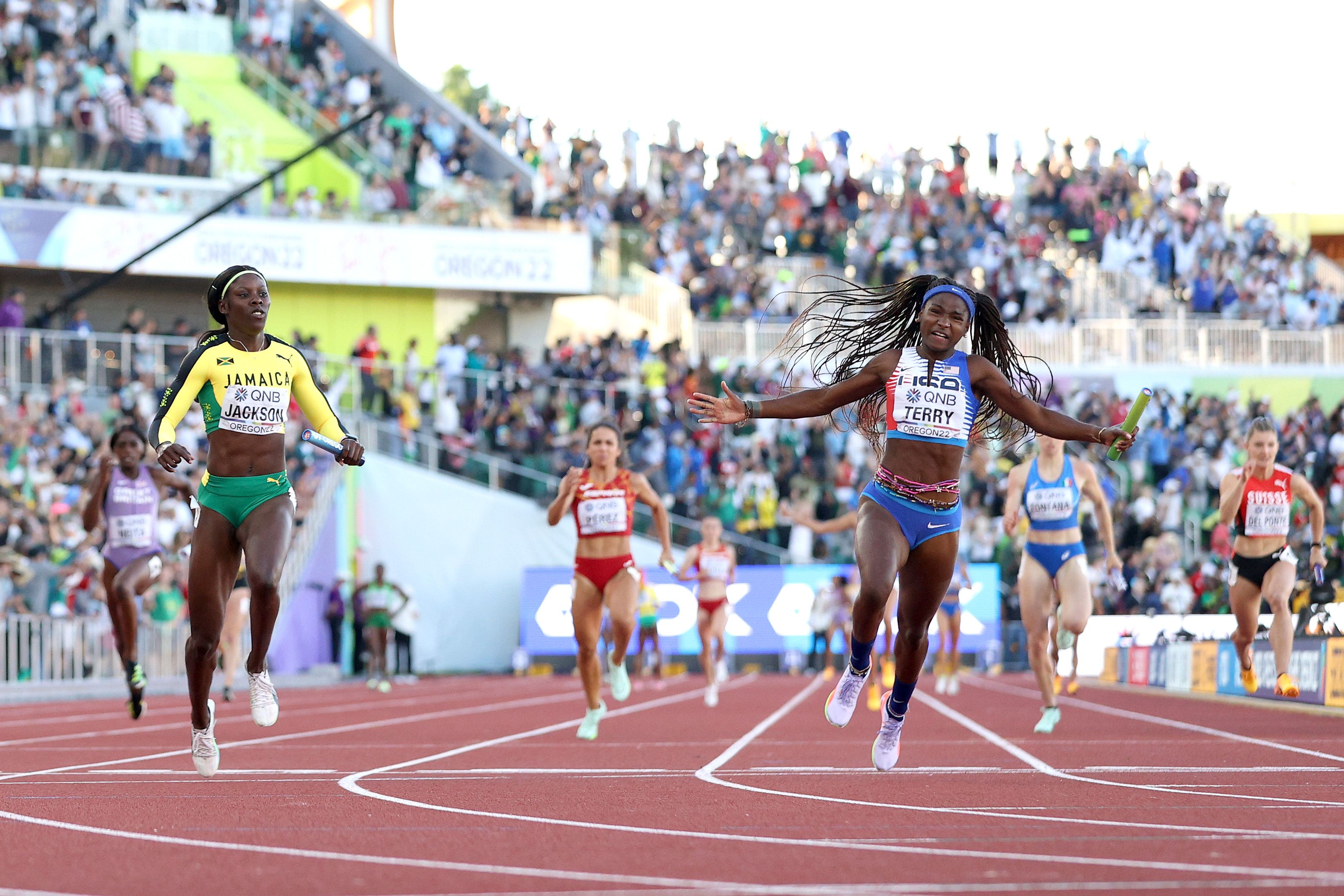 Twanisha Terry anchors USA to the 4x100m title at the World Athletics Championships Oregon22