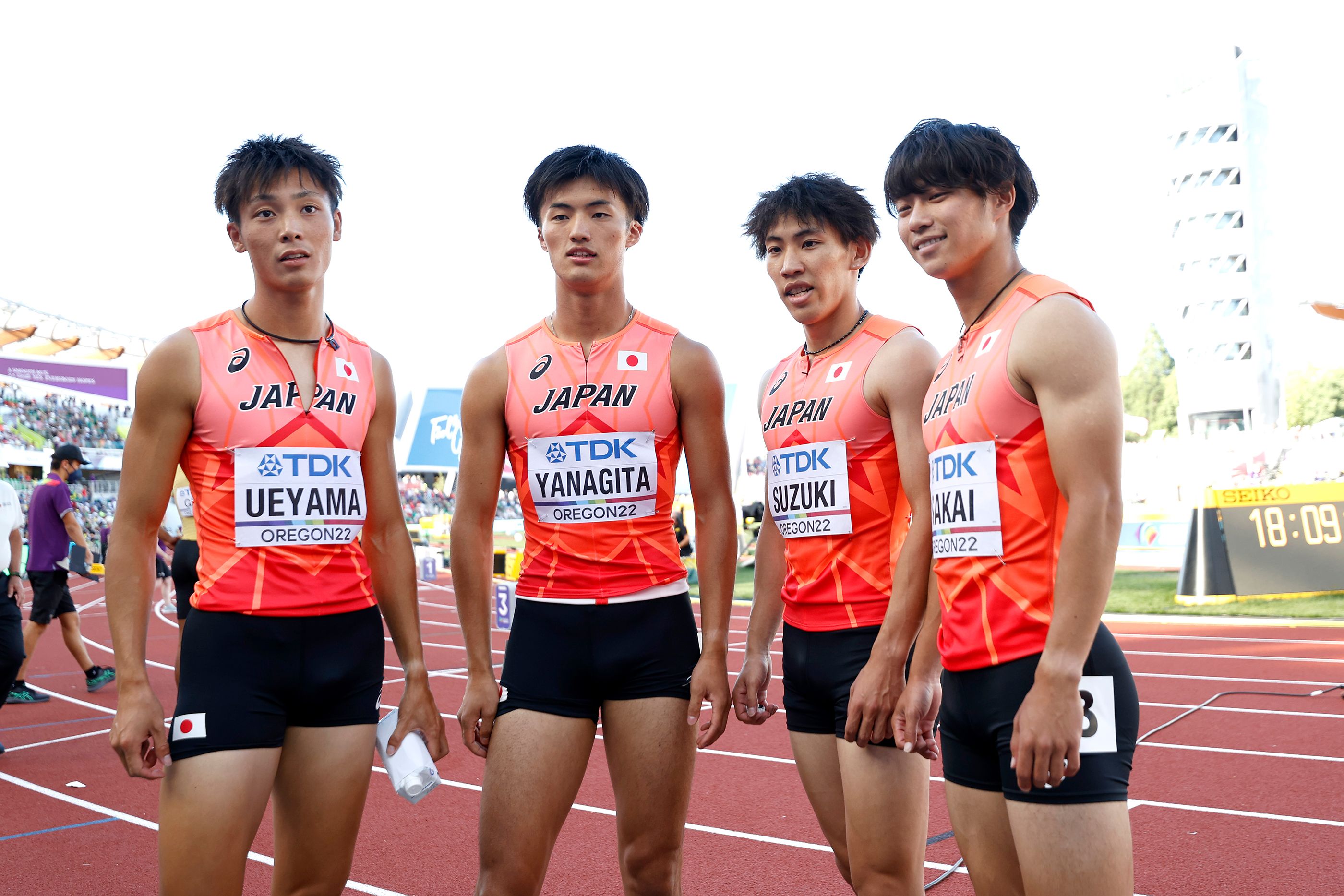 Hiroki Yanagita con sus compañeros de equipo de 4x100 m en el Campeonato Mundial de Atletismo de Oregón22