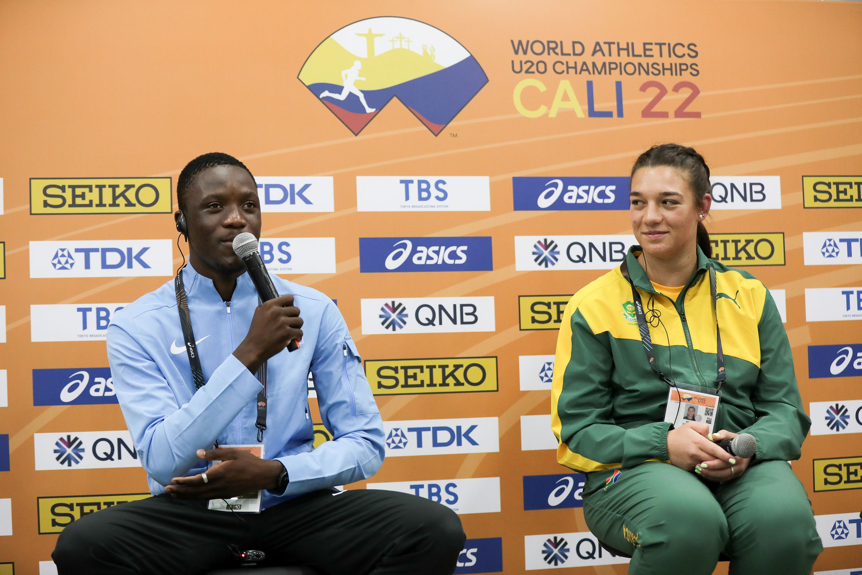 Letsile Tebogo y Mine de Klerk hablan con los medios antes del Campeonato Mundial Sub-20 de Atletismo Cali 22