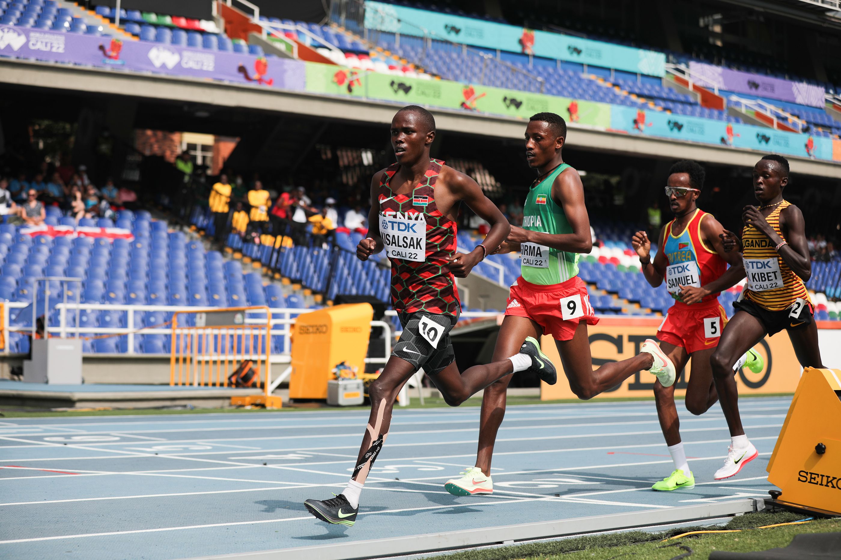Edwin Kimosong Kisalsak gana su manga de 3000m en el Campeonato Mundial Sub-20 de Atletismo Cali 22