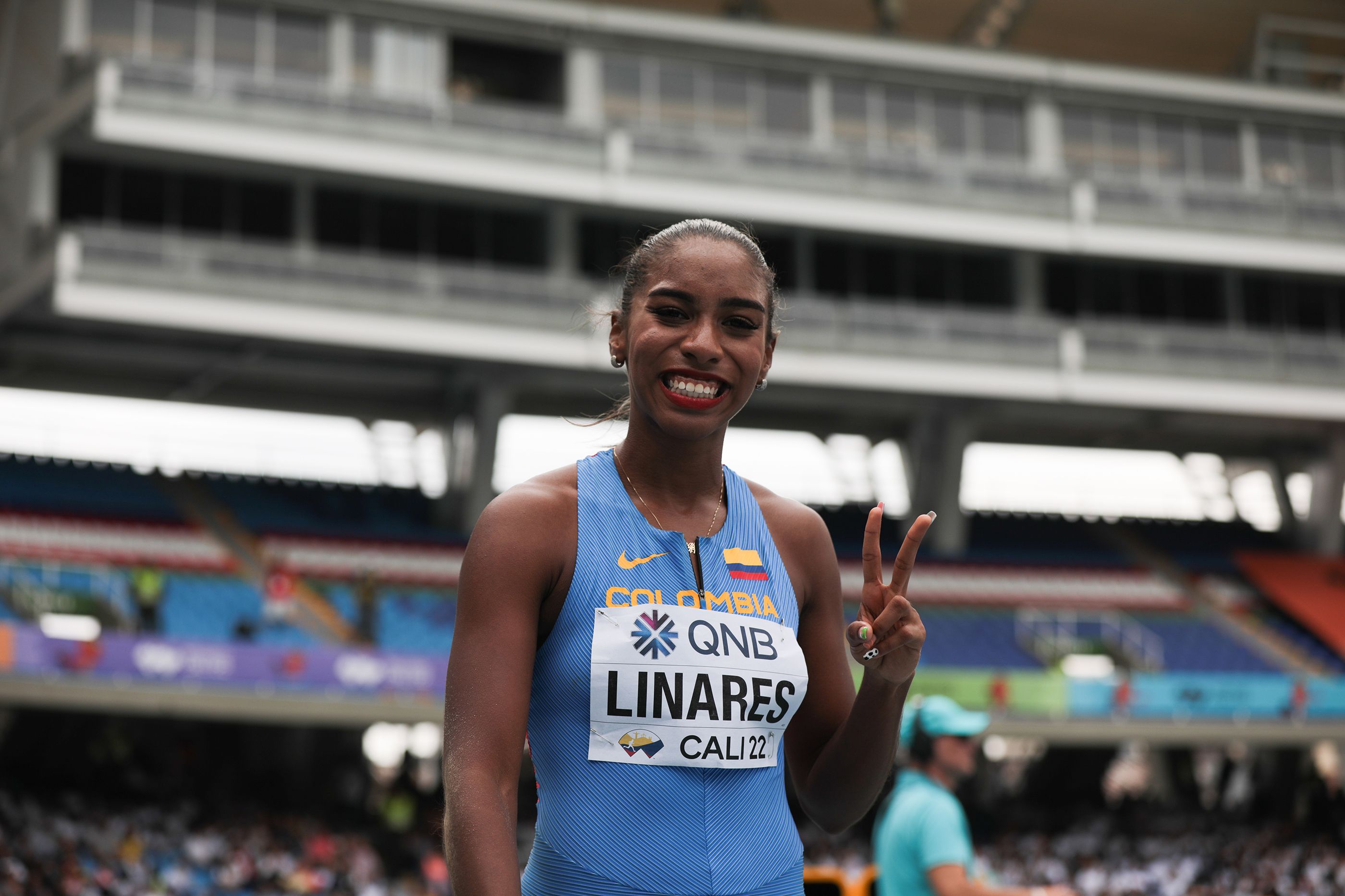 La colombiana Natalia Linares celebra su clasificación a la final de salto de longitud del Mundial Sub 20 Cali 22