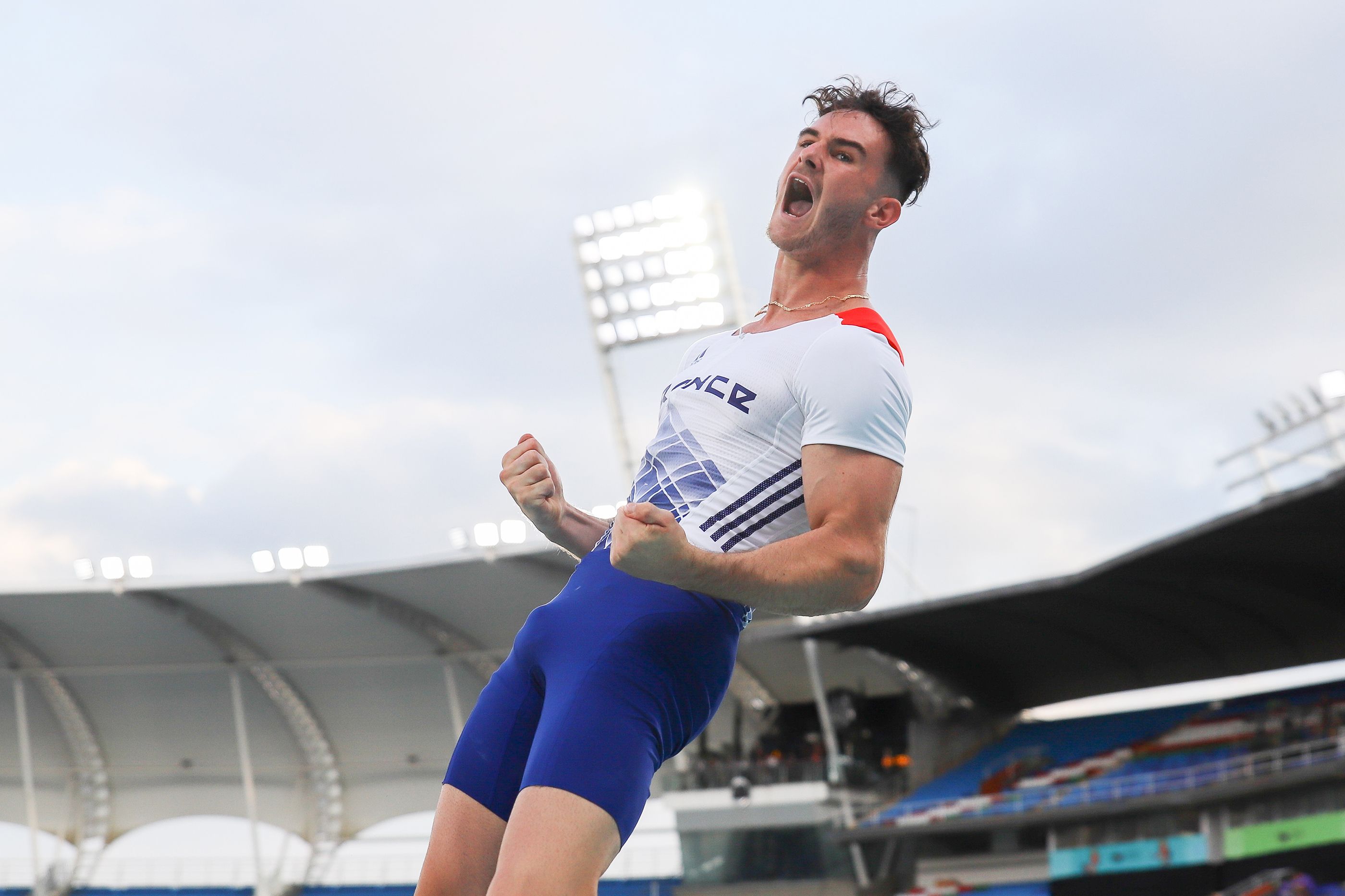 Anthony Ammirati celebrates his pole vault win at the World Athletics U20 Championships Cali 22