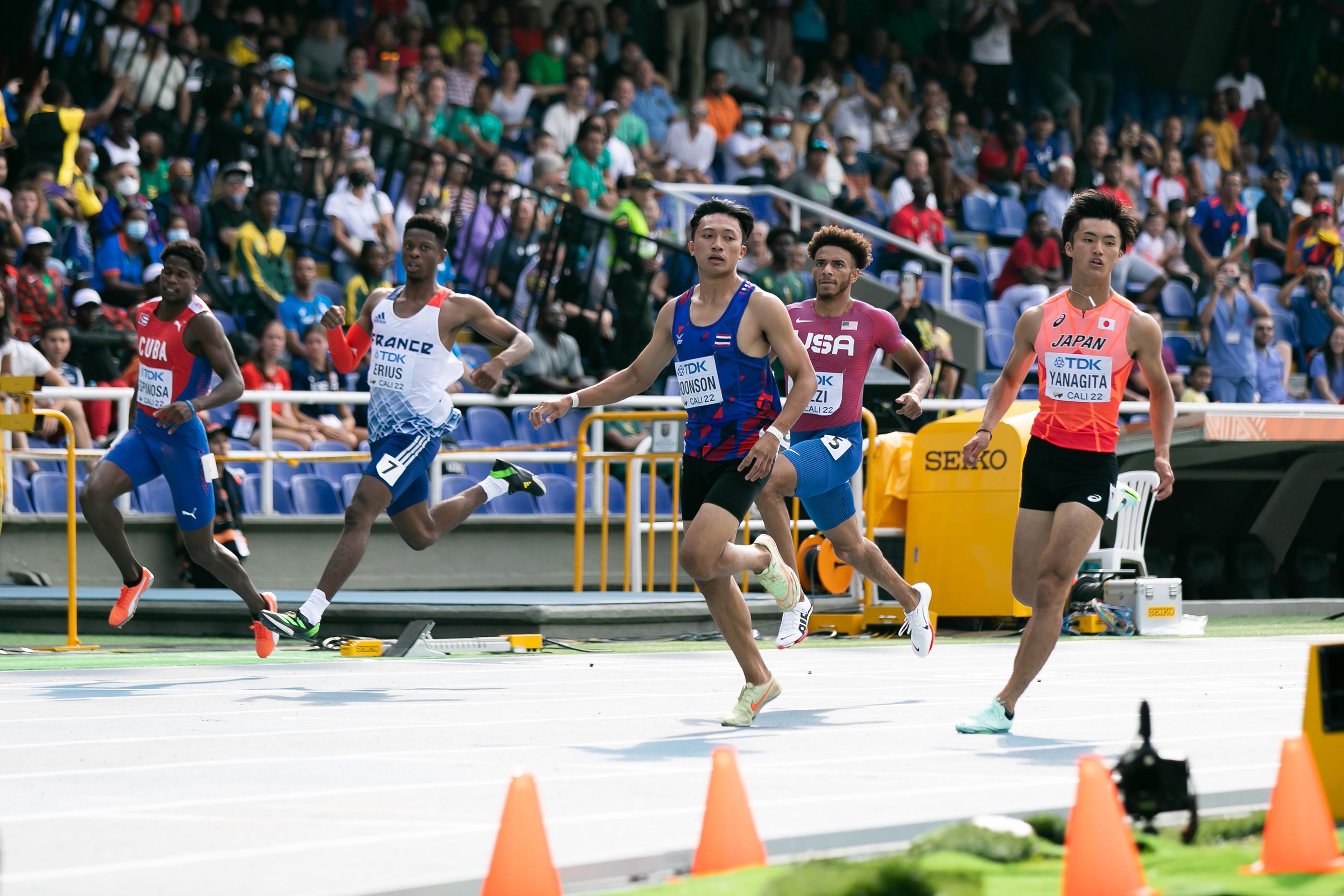 Puripol Boonson of Thailand and Japan's Hiroki Yanagita in the world U20 100m semifinals in Cali