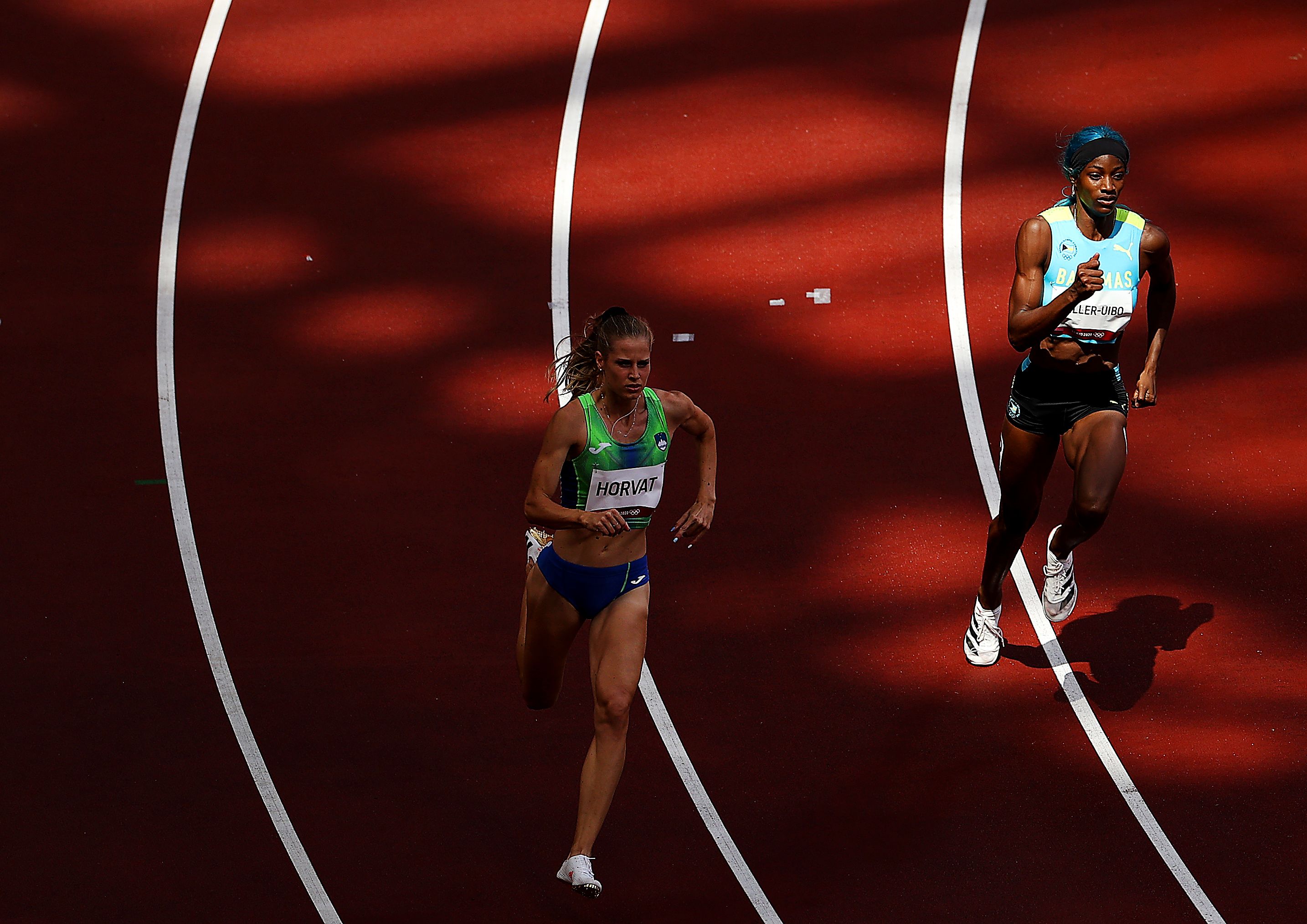 Anita Horvat running alongside Shaunae Miller-Uibo in the 400m at the Tokyo Olympics