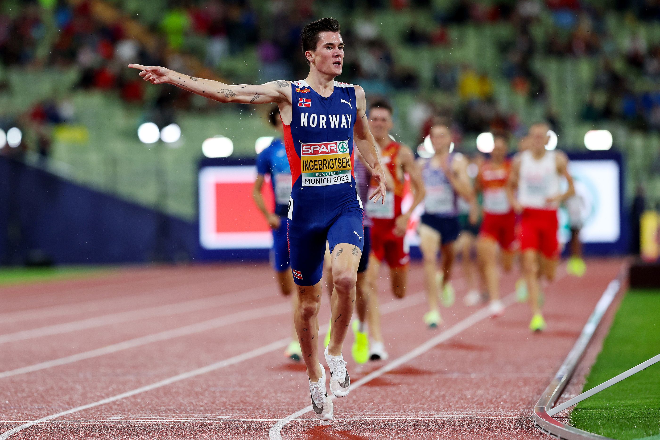 Jakob Ingebrigtsen celebrates his European 1500m title win in Munich