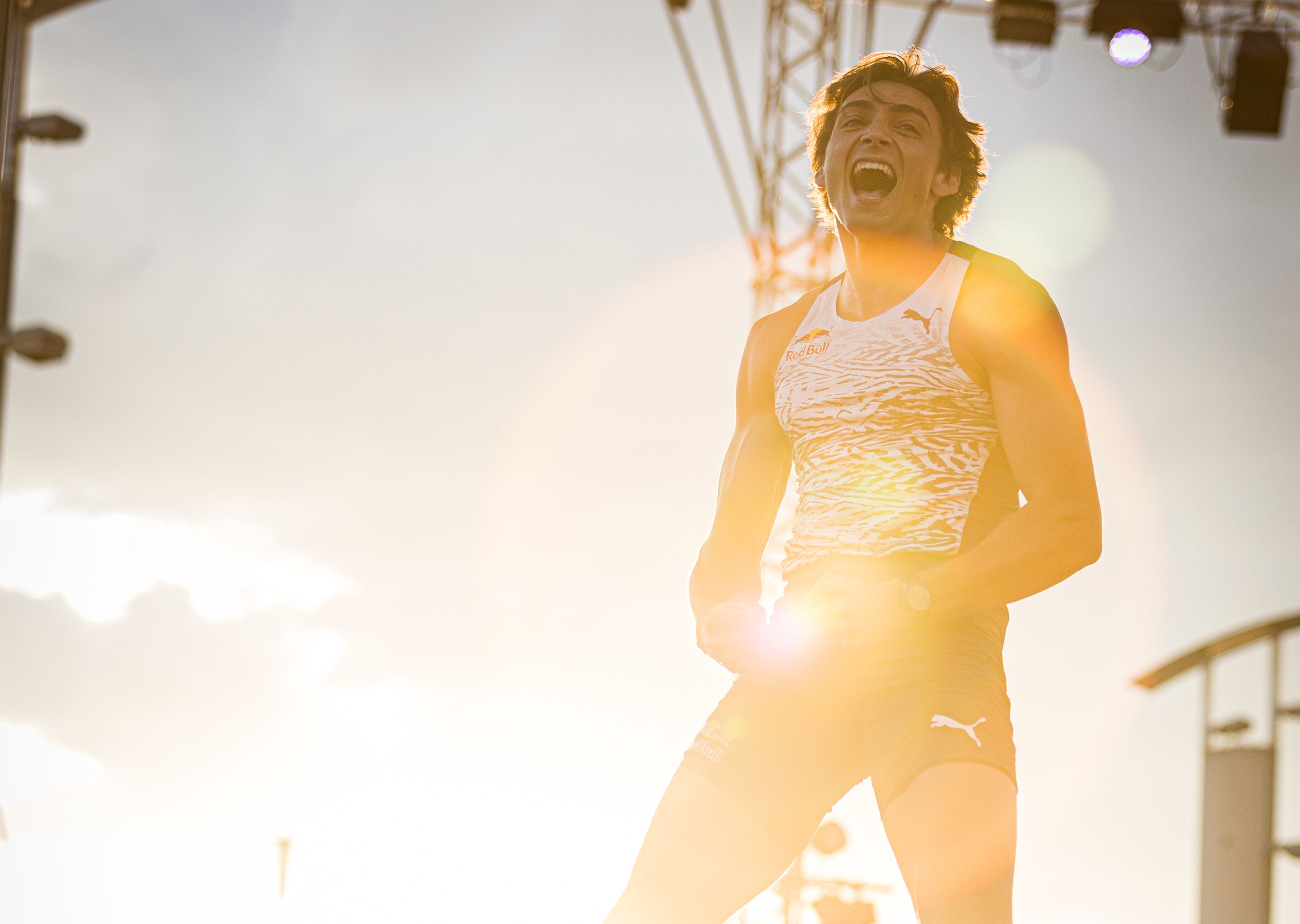 Mondo Duplantis celebrates his 6.10m Athletissima meeting record in Lausanne 