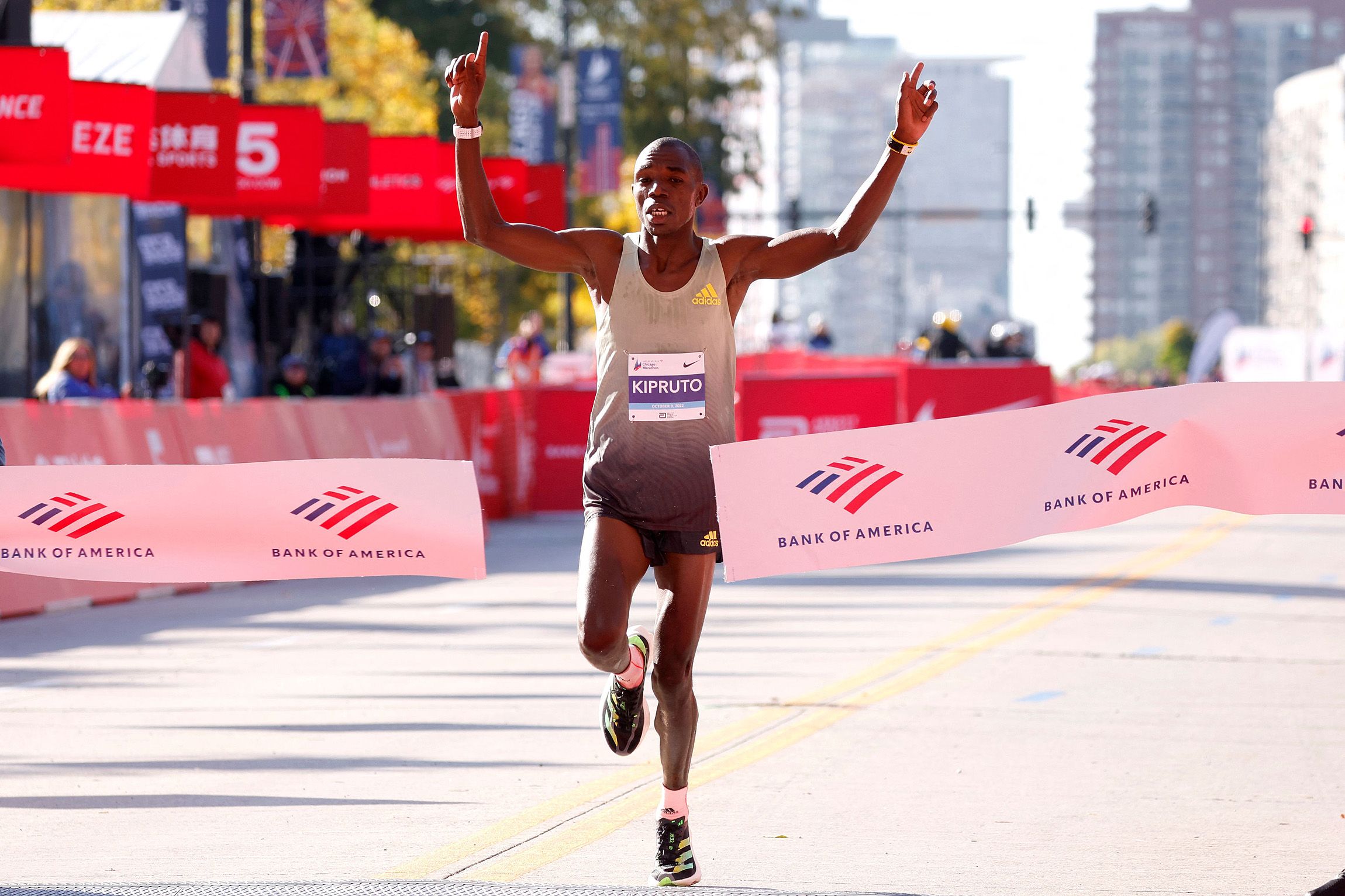 Benson Kipruto wins the Chicago Marathon