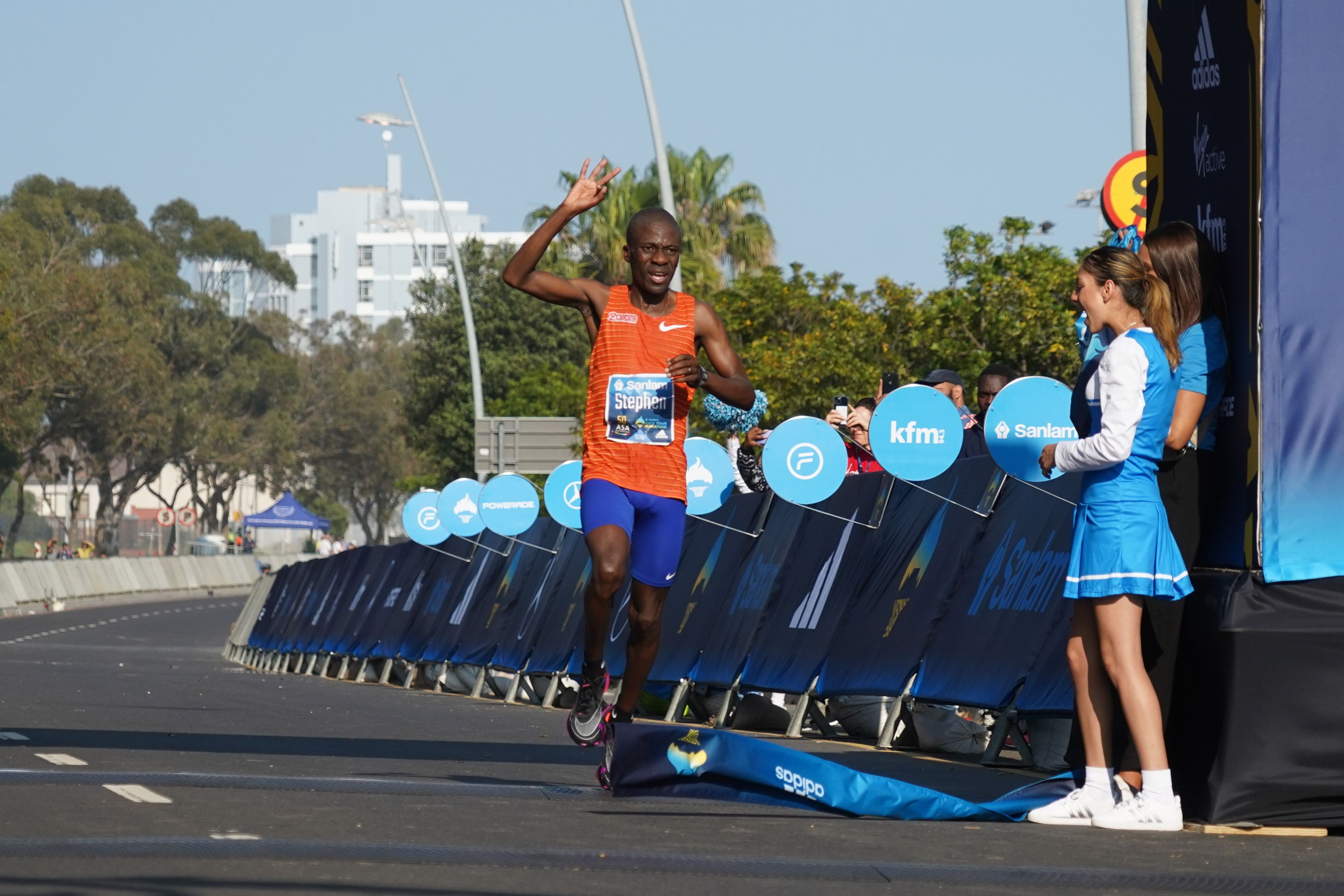 Stephen Mokoka retains his Cape Town Marathon title