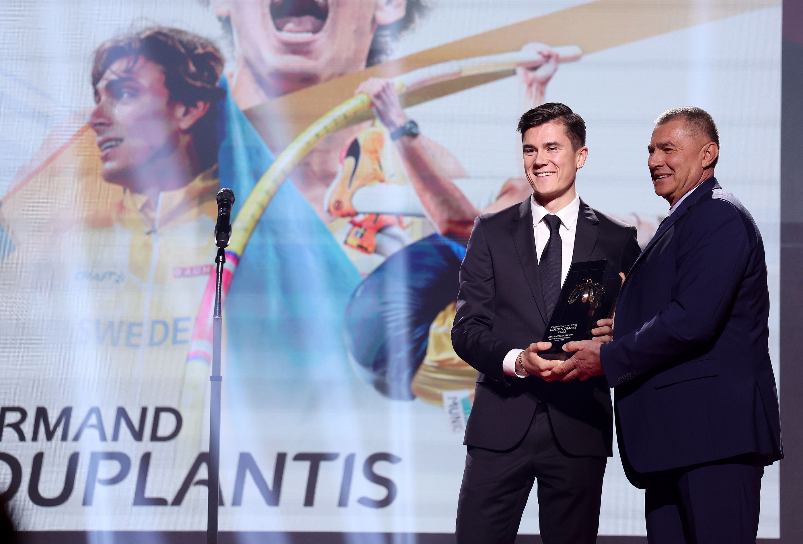 Jakob Ingebrigtsen receives his European Athletics award