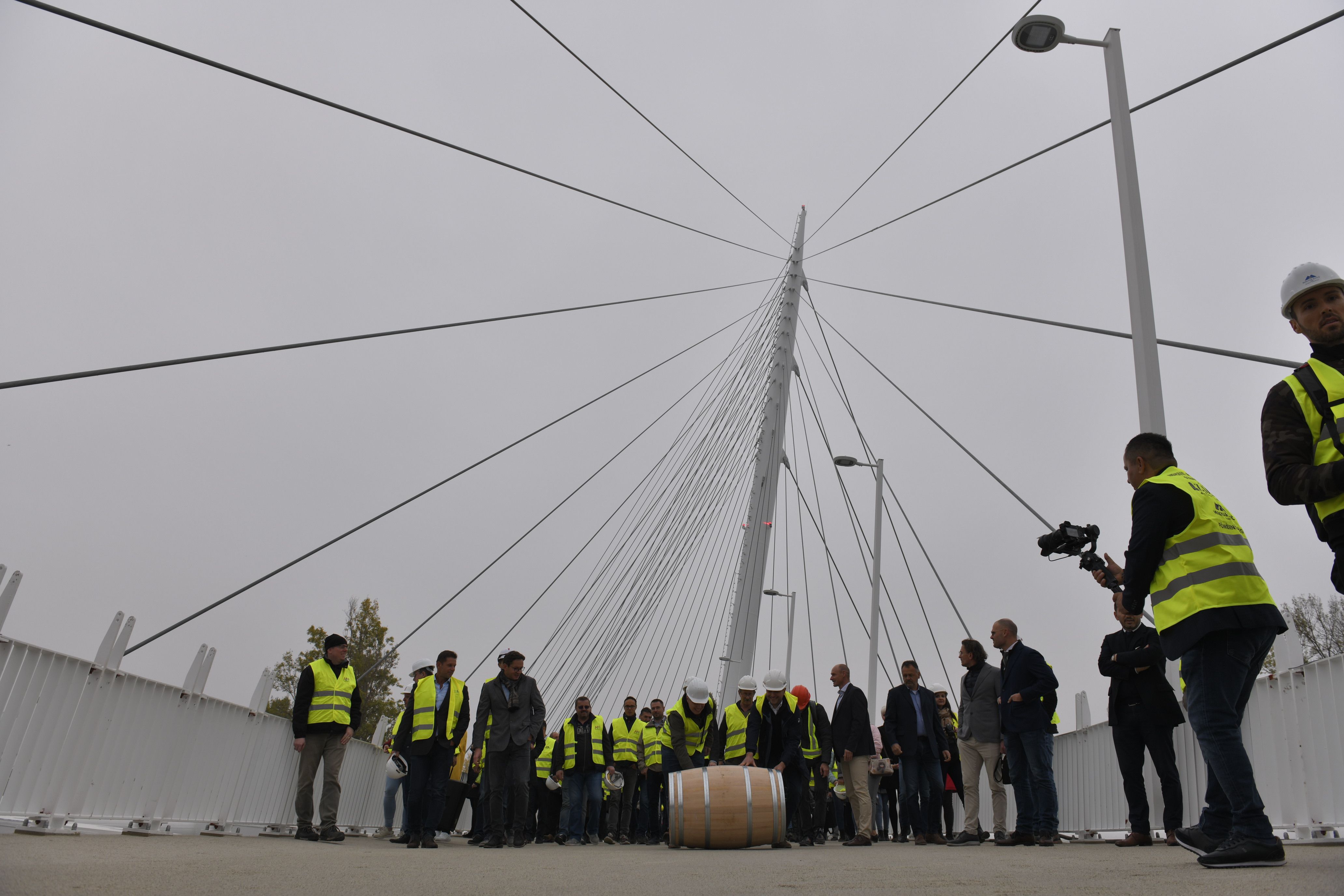Hord&oacute;gur&iacute;t&aacute;ssal avatt&aacute;k fel a hidat, amely az edzők&ouml;zpontot &eacute;s a stadiont k&ouml;ti &ouml;ssze.