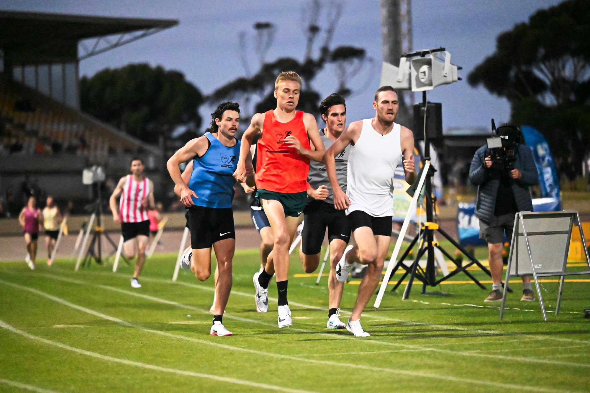 Stewart McSweyn and Oliver Hoare in the mile in Devonport