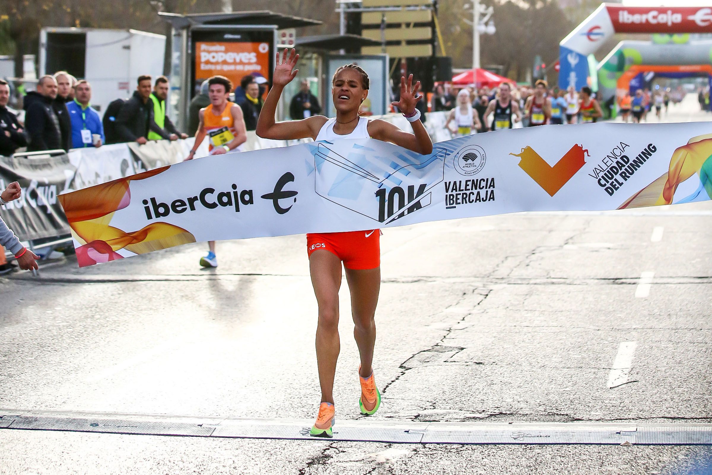 Yalemzerf Yehualaw wins the 10km Valencia Ibercaja