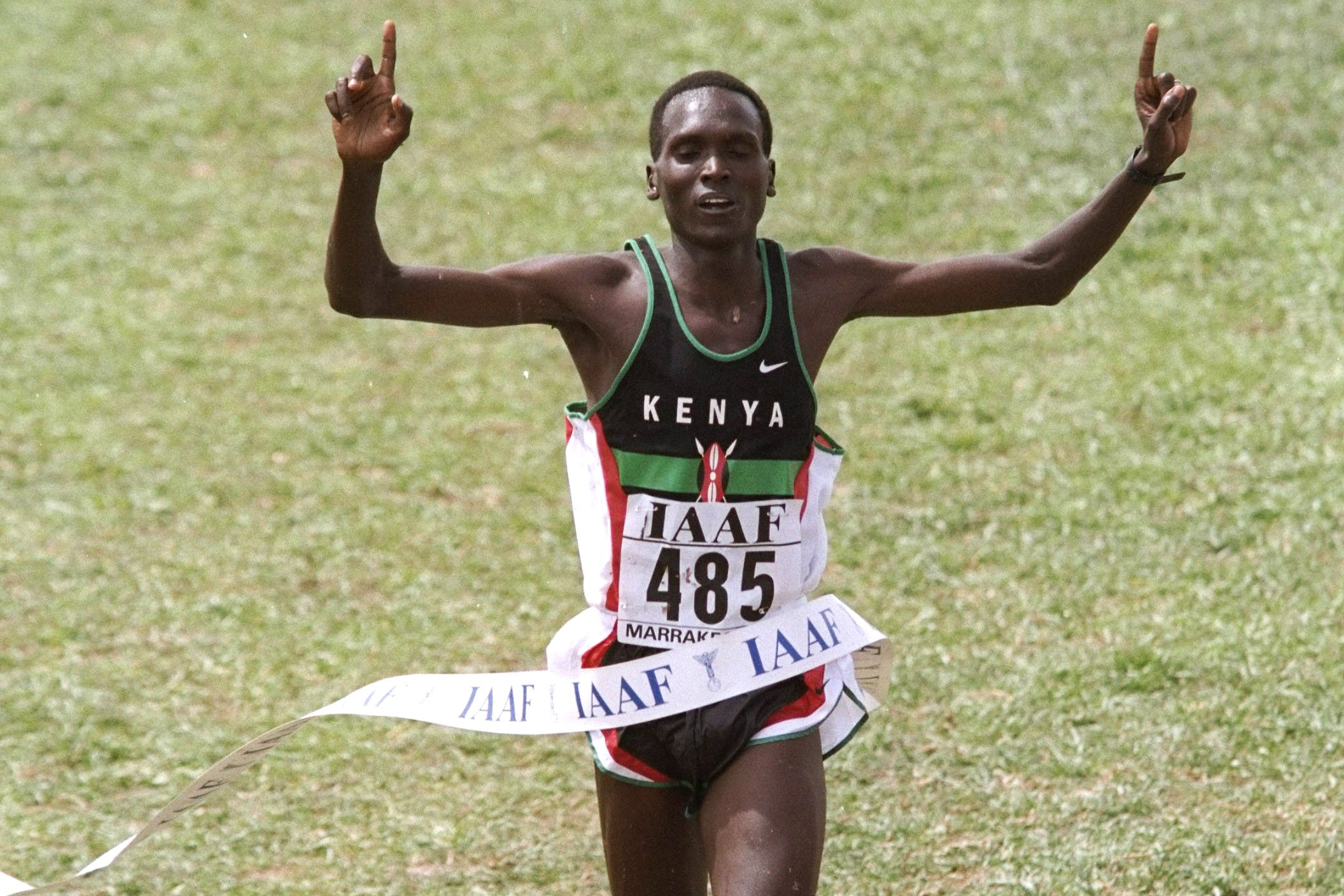 Paul Tergat wins the senior men's race at the 1998 World Cross Country Championships