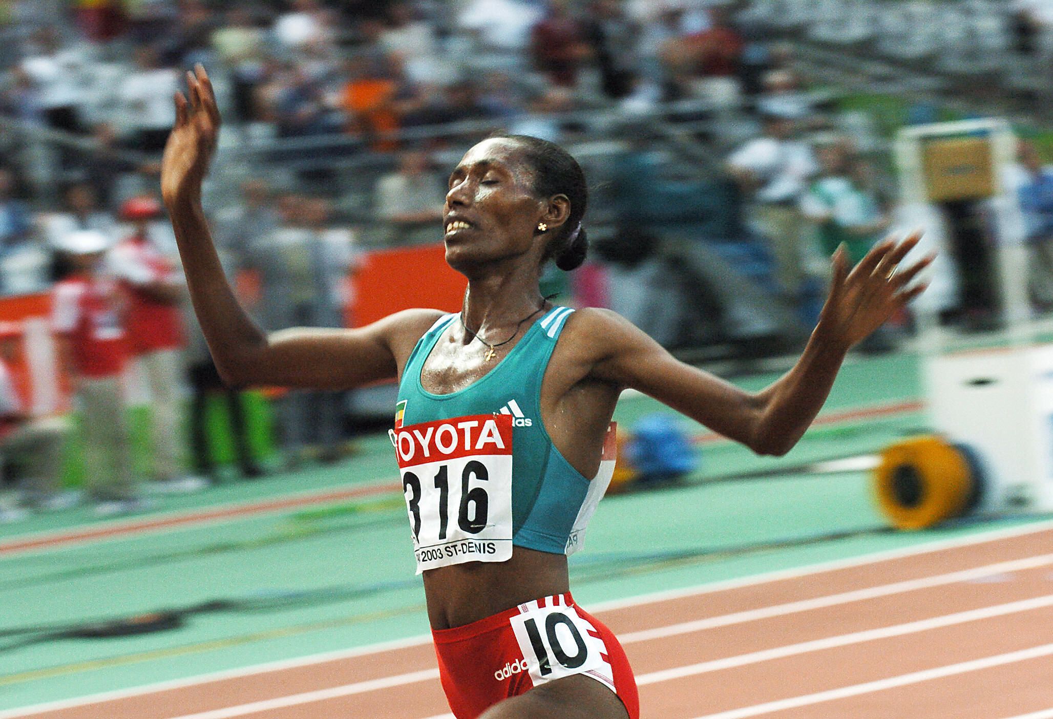 Berhane Adere wins the 2003 world 10,000m title in Paris