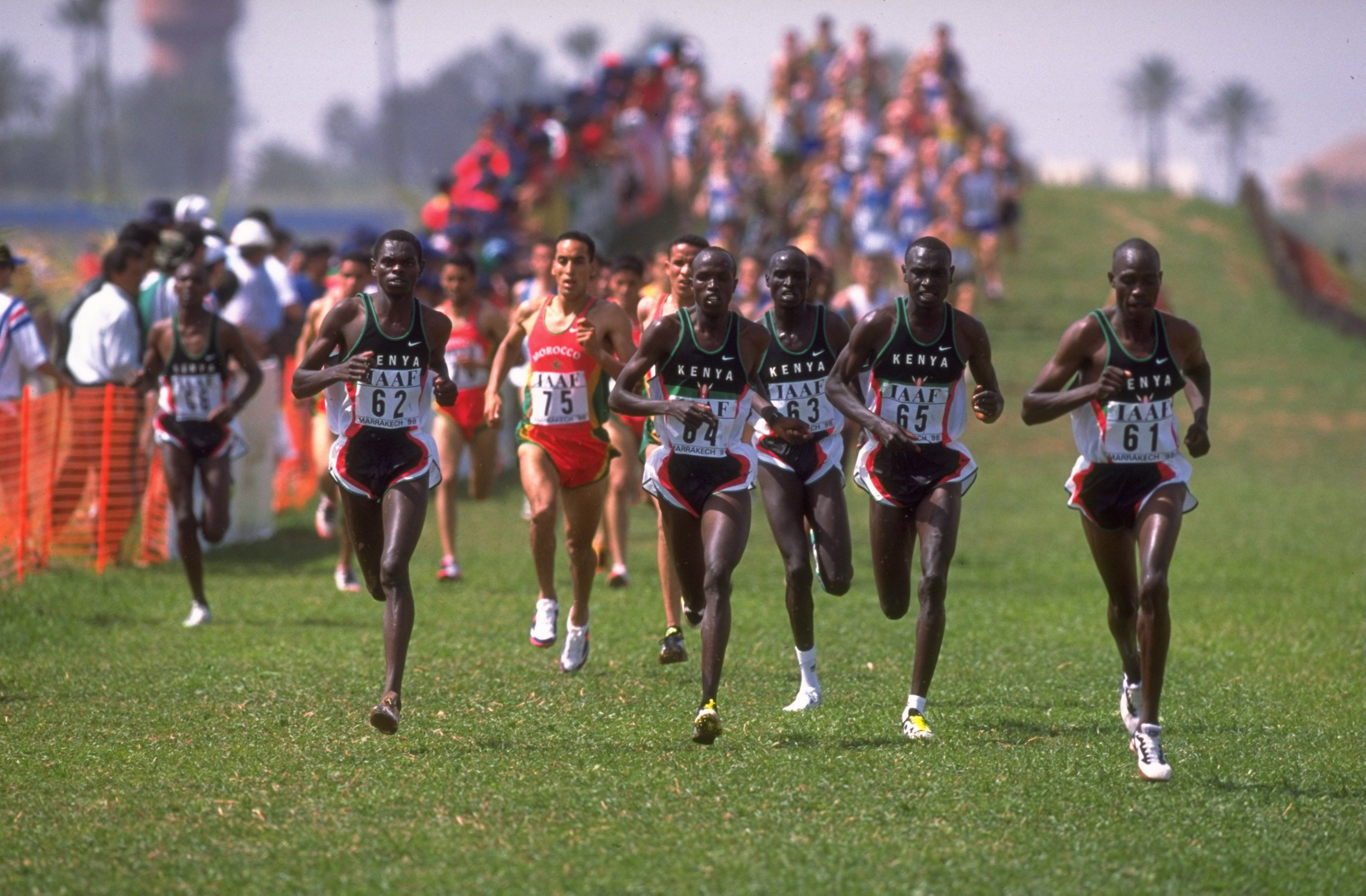 Athletes contest the men's 4km at the 1998 World Cross Country Championships, won by John Kibowen