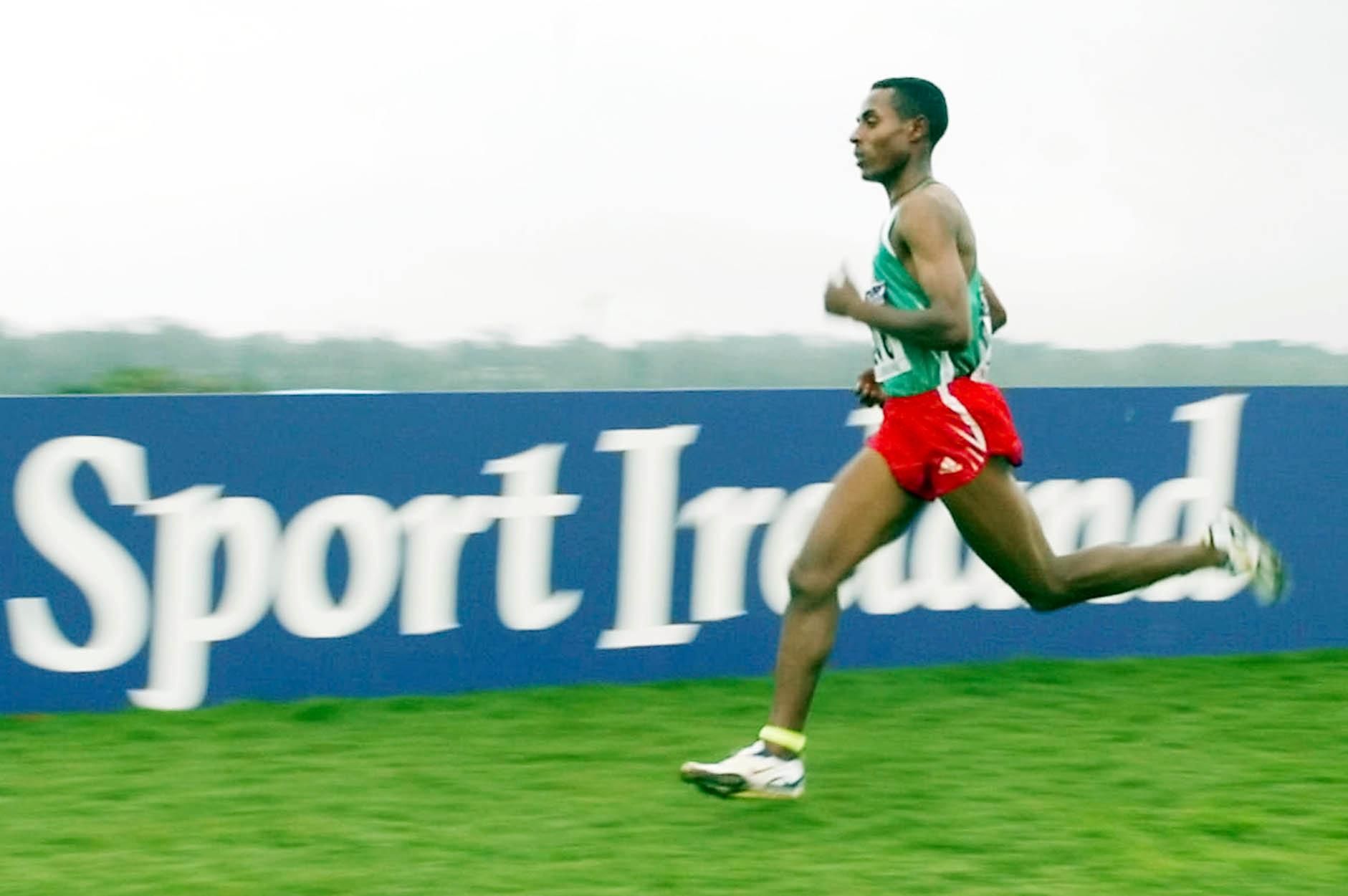 Kenenisa Bekele on his way to a long and short course double at the 2002 World Cross Country Championships 