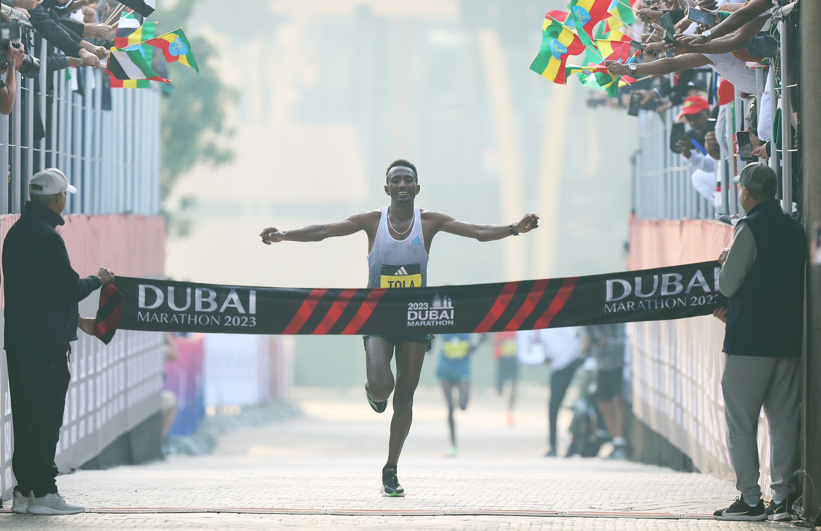 Abdisa Tola wins the Dubai Marathon