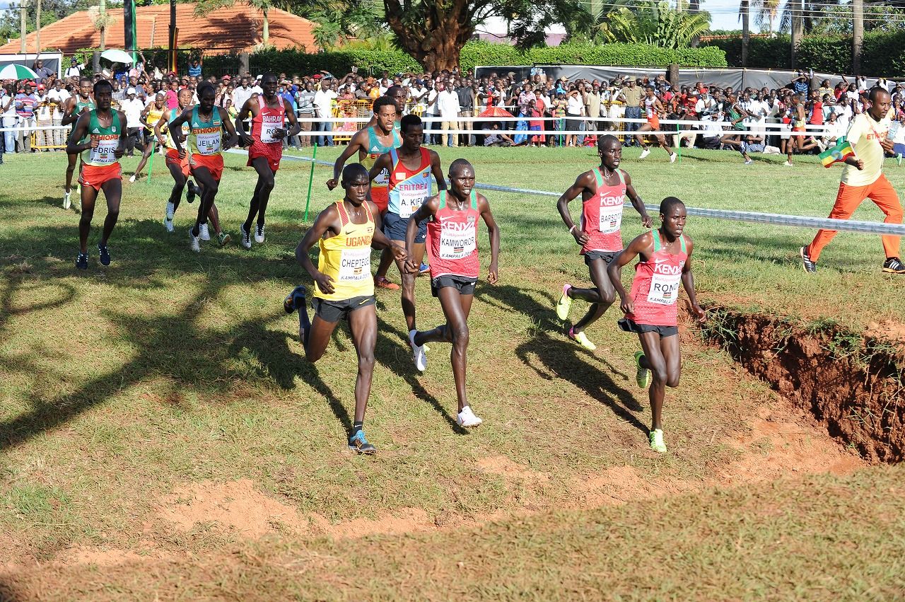 Joshua Cheptegei in the lead pack at the 2017 World Cross