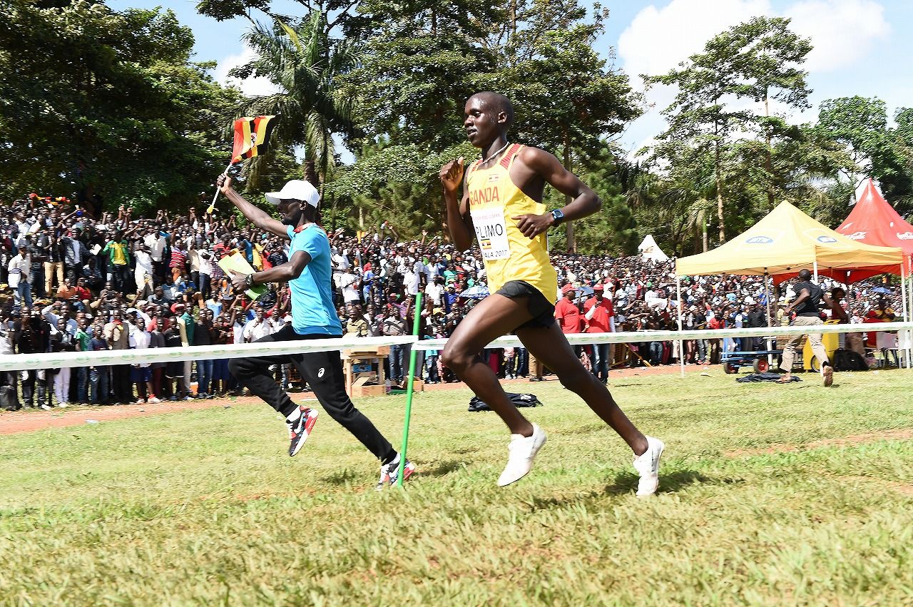 Jacob Kiplimo leads the U20 men's race at the 2017 World Cross in Kampala