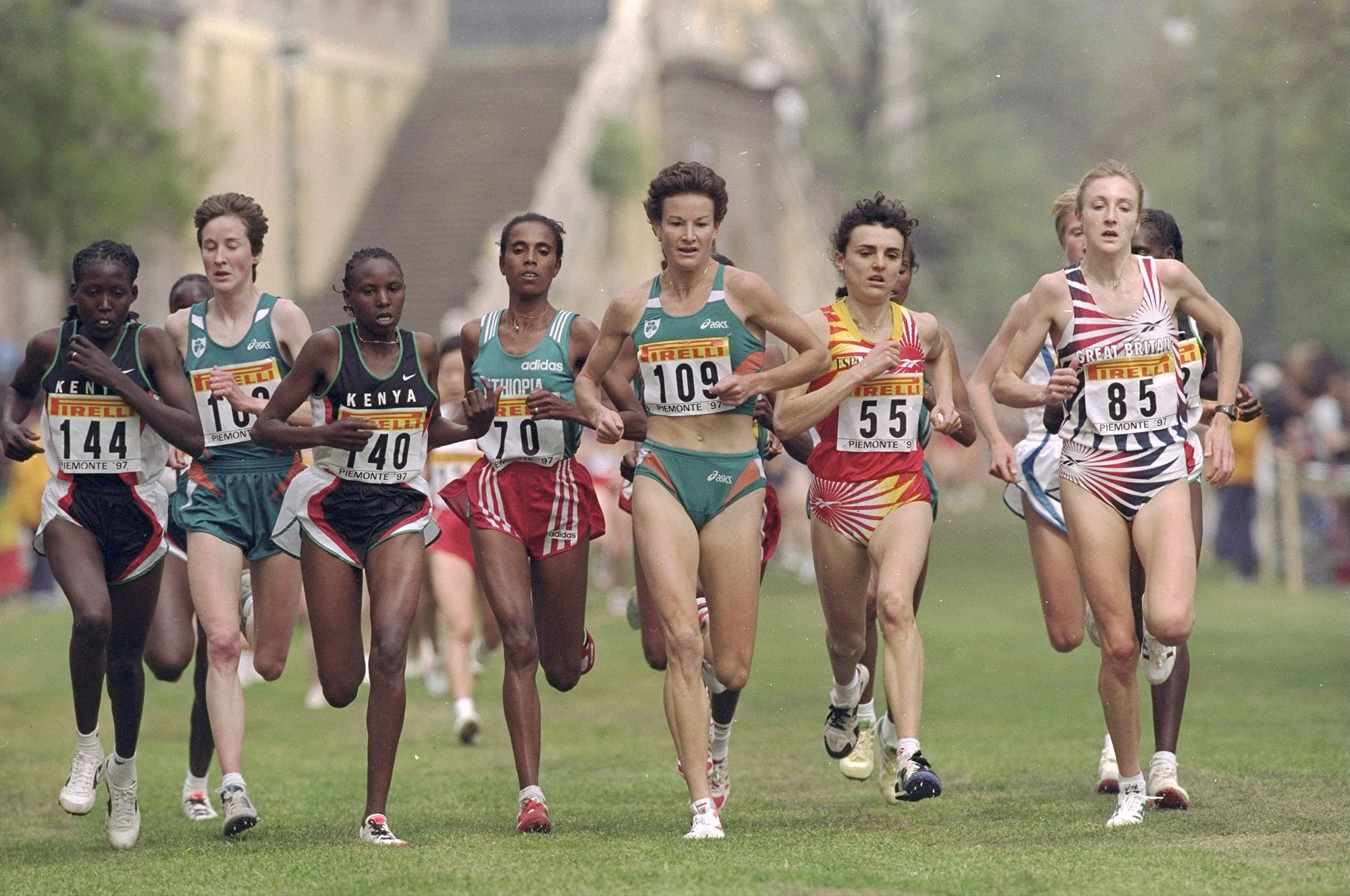 Sonia O'Sullivan in the lead pack at the 1997 World Cross Country Championships