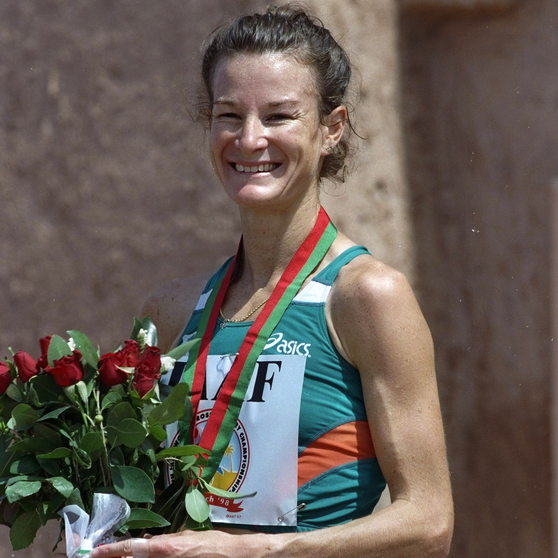 Sonia O'Sullivan on the podium at the 1998 World Cross Country Championships