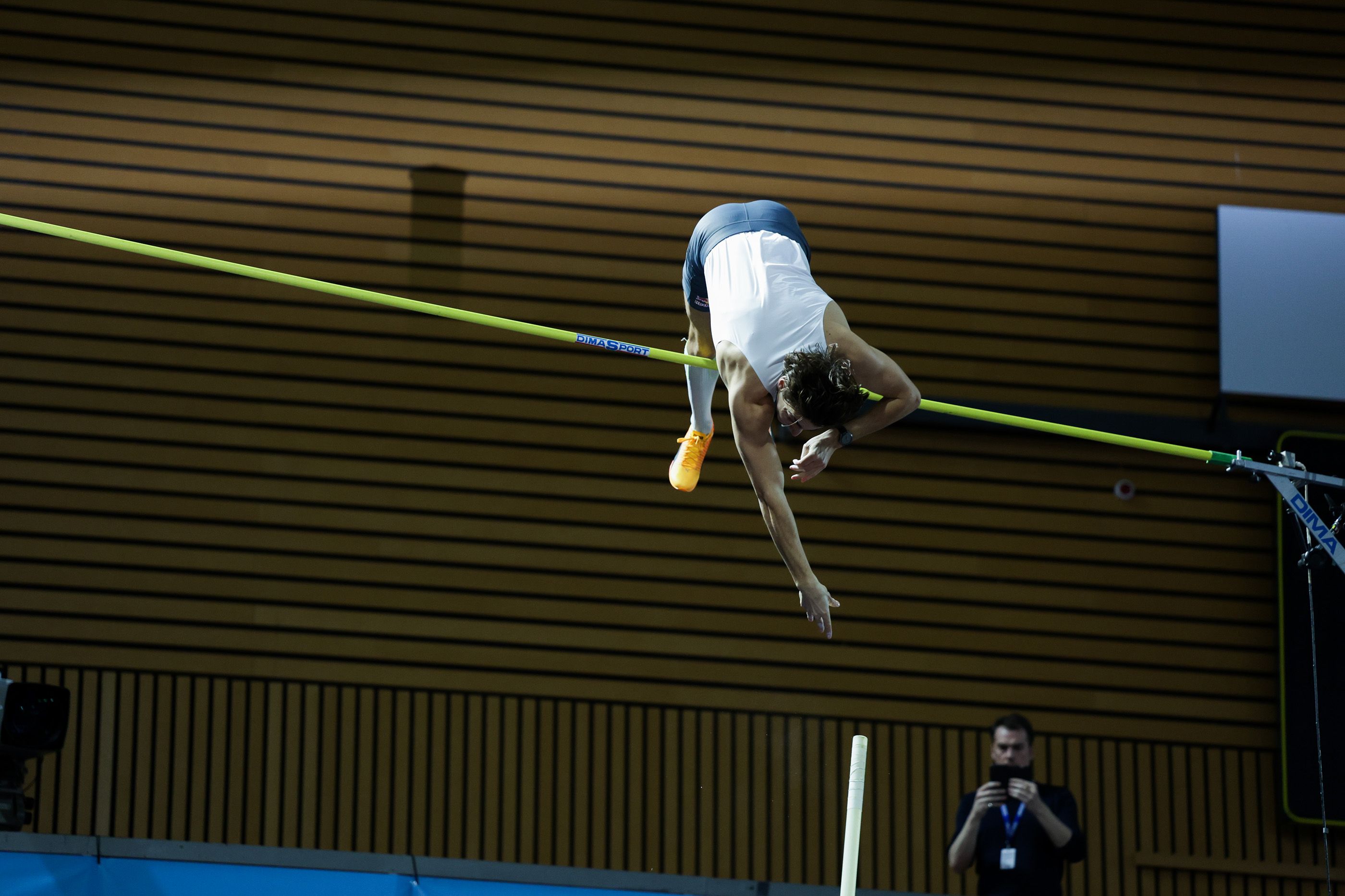 Mondo Duplantis sets a world pole vault record of 6.22m in Clermont-Ferrand
