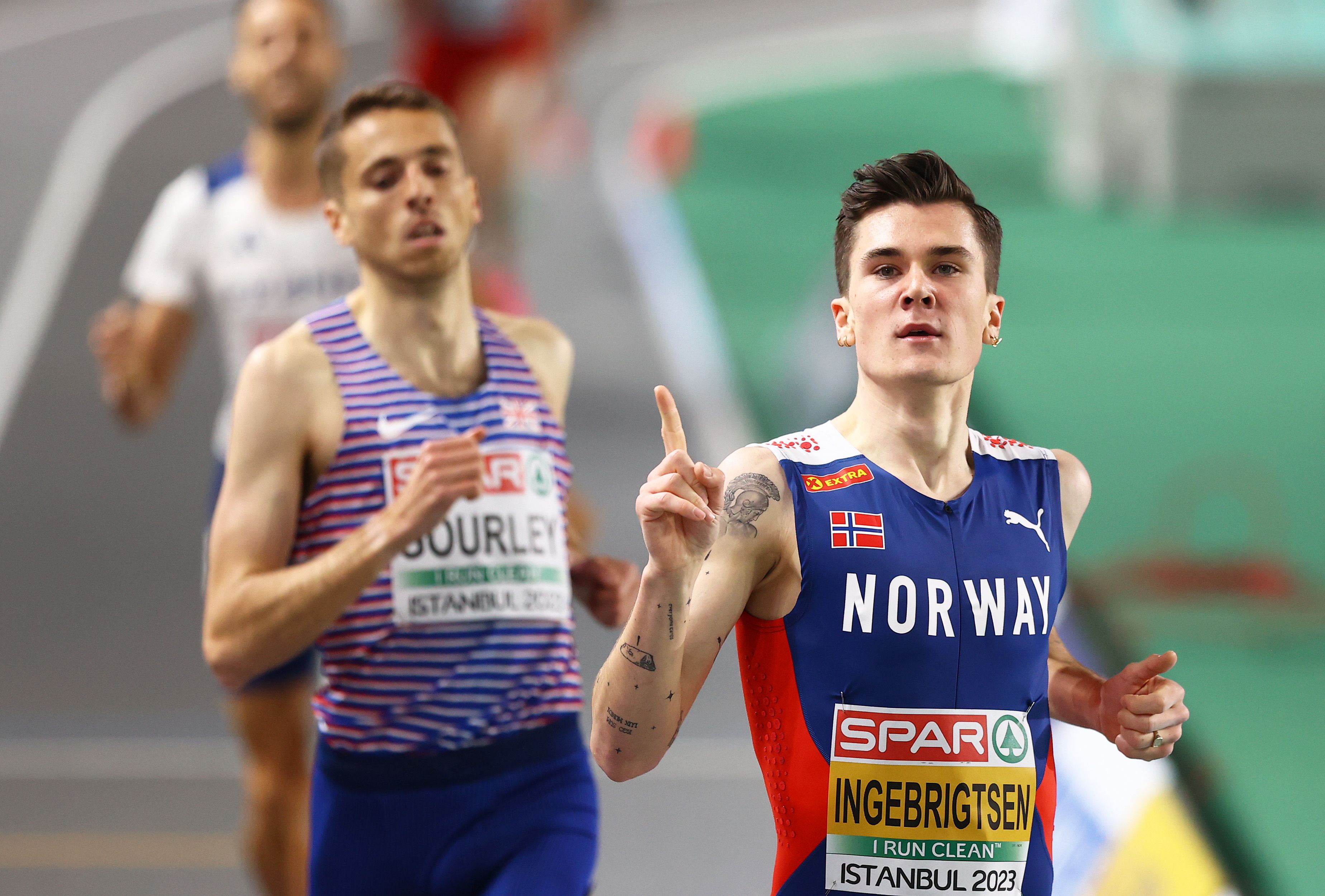 Jakob Ingebrigtsen wins the European indoor 1500m title in Istanbul