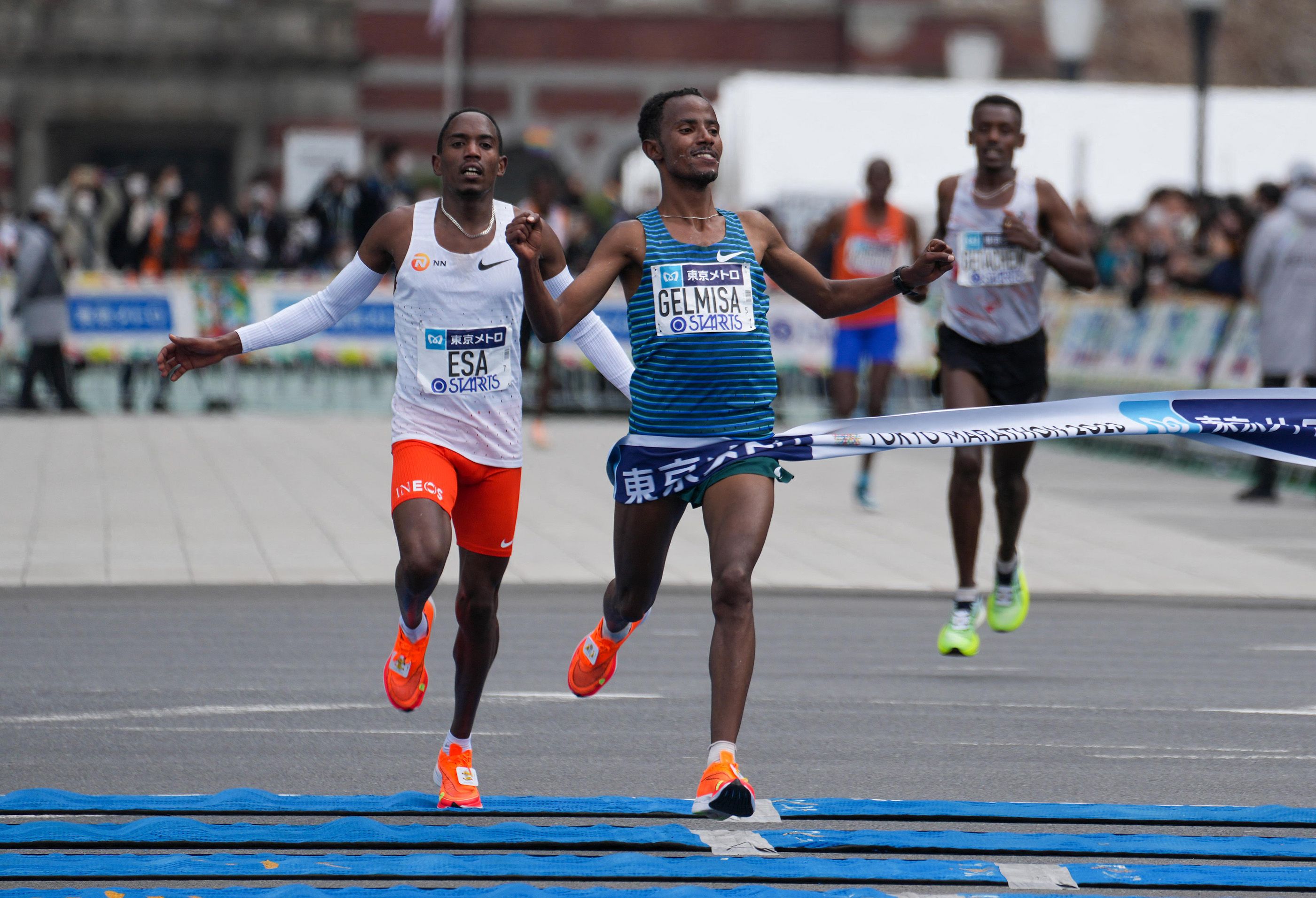 Deso Gelmisa pips Mohamed Esa to win the Tokyo Marathon