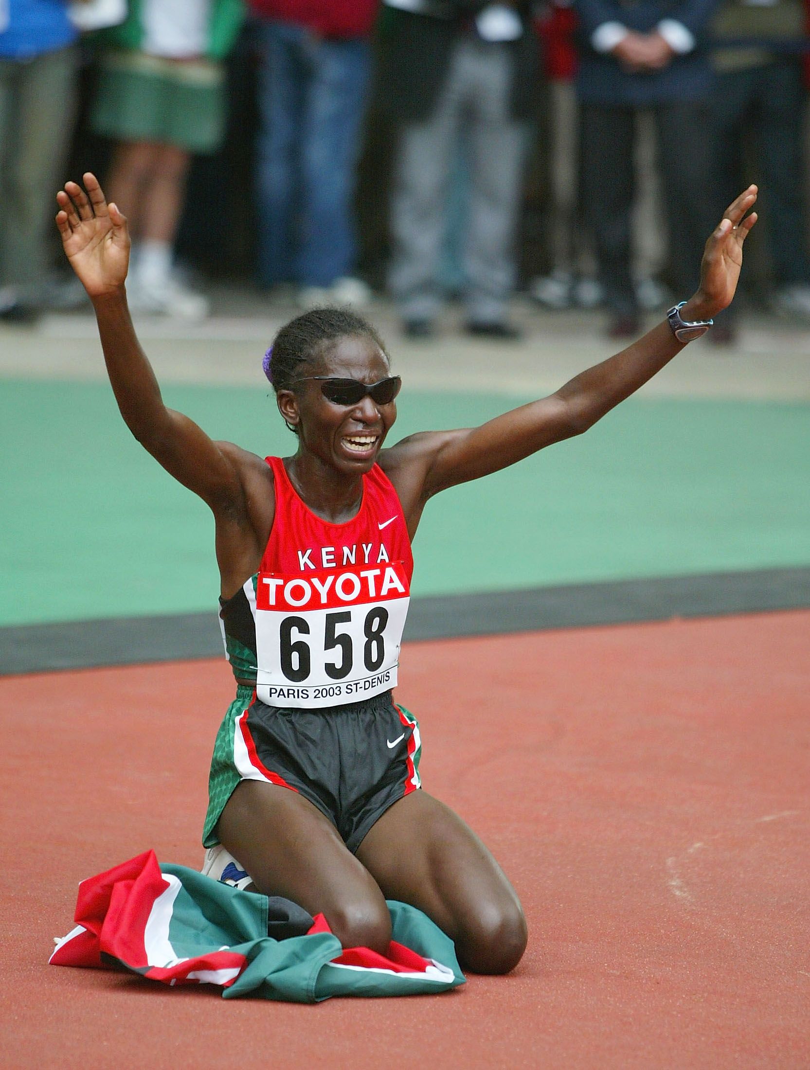 Catherine Ndereba wins the 2003 world title