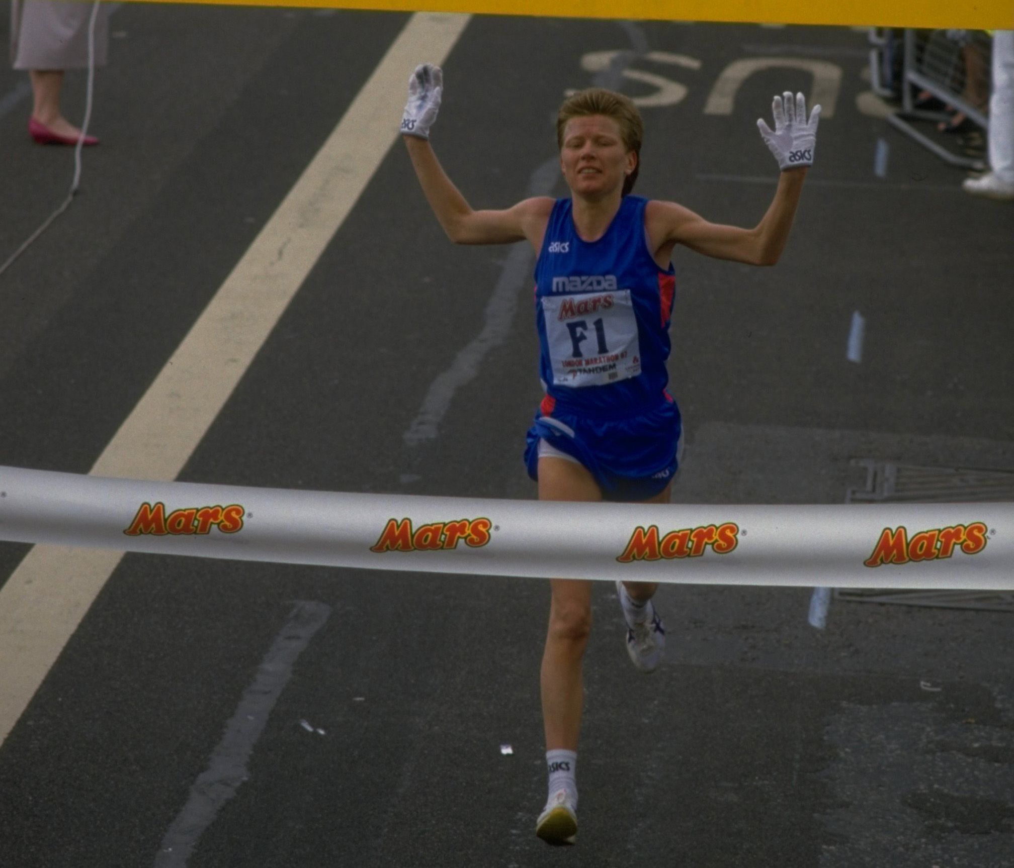 Ingrid Kristiansen wins the London Marathon in 1987