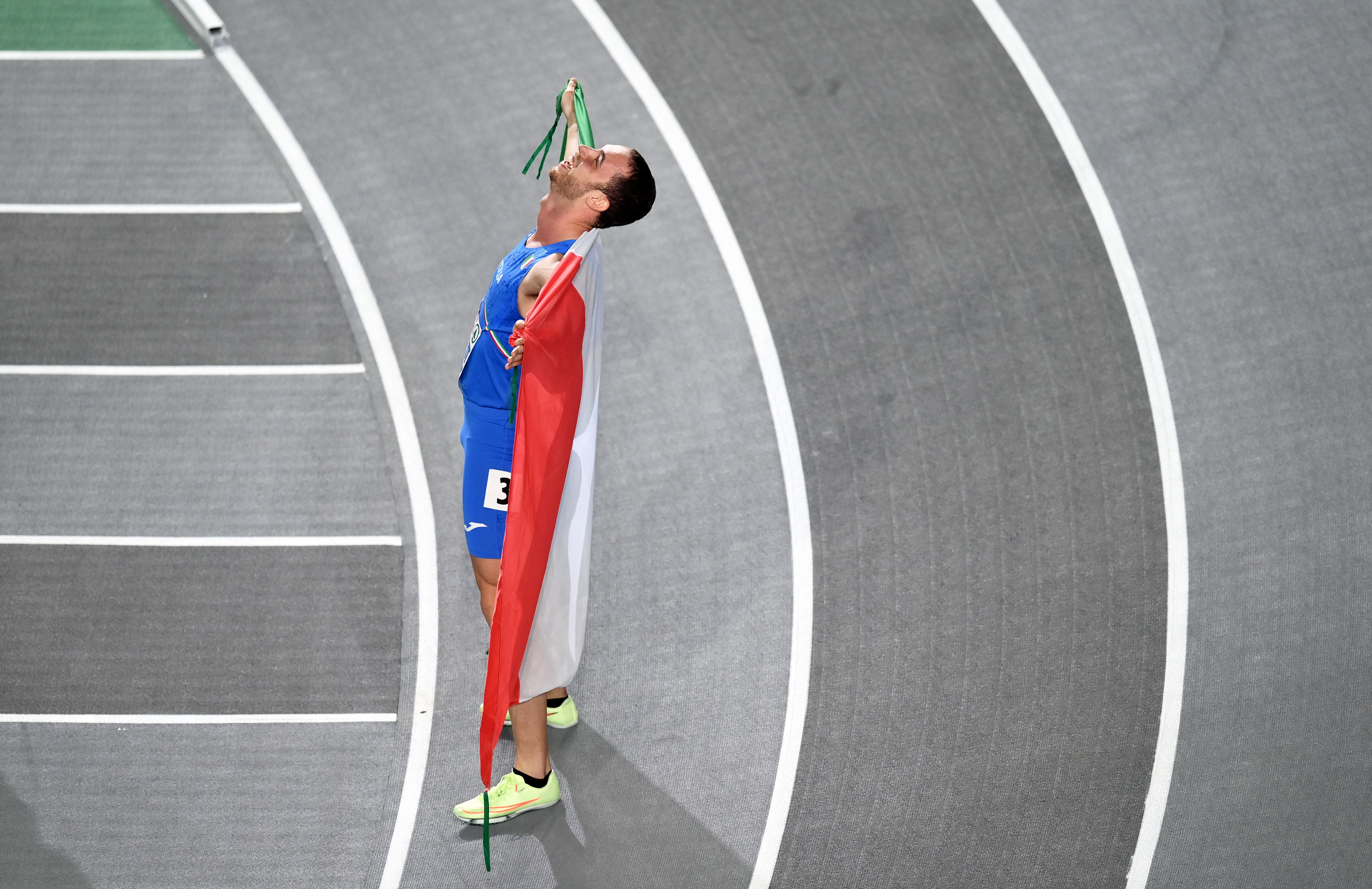 Samuele Ceccarelli celebrates his 60m victory at the European Indoor Championships