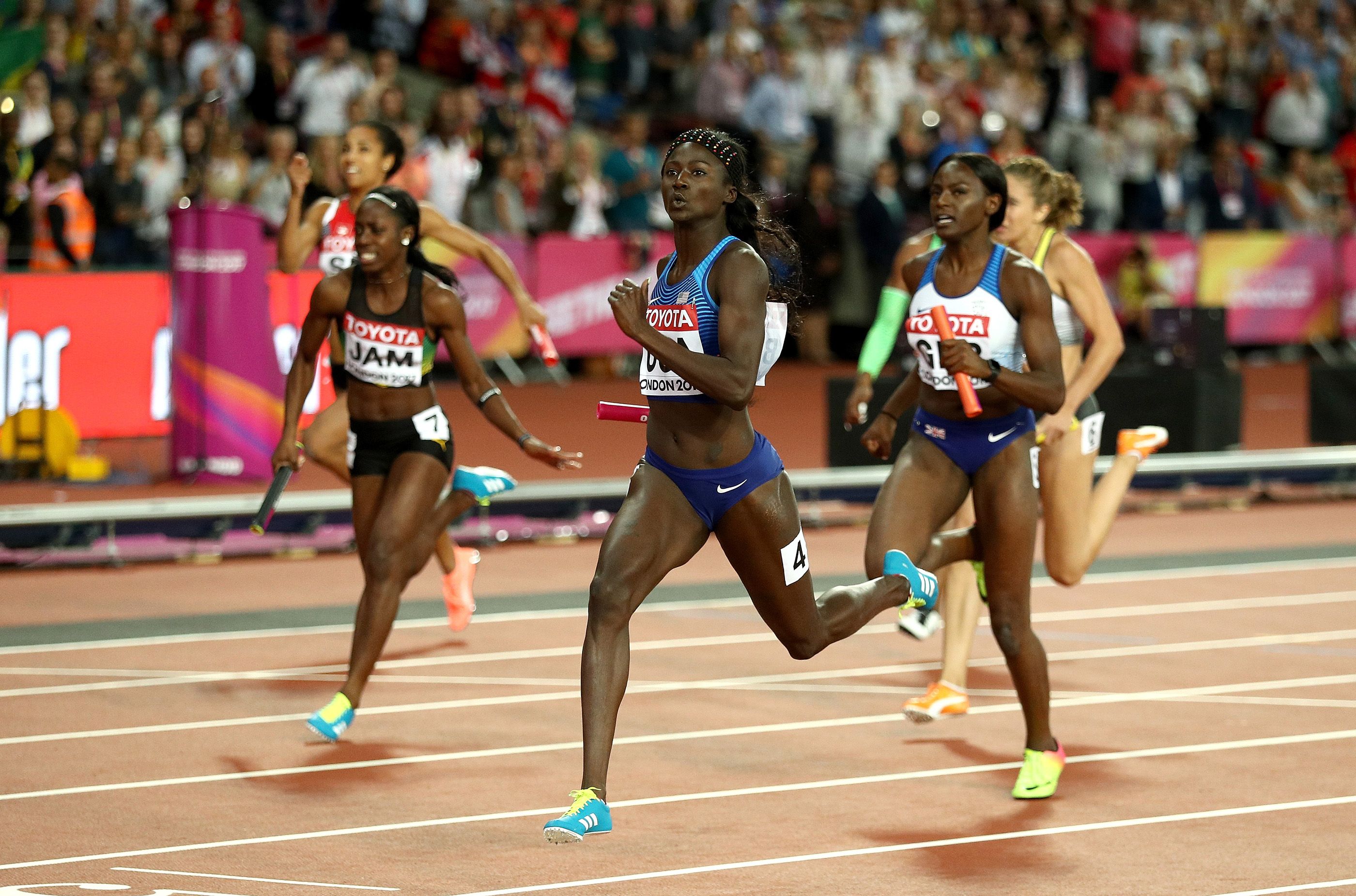 Tori Bowie anchors the US 4x100m team to victory at the 2017 World Championships in London