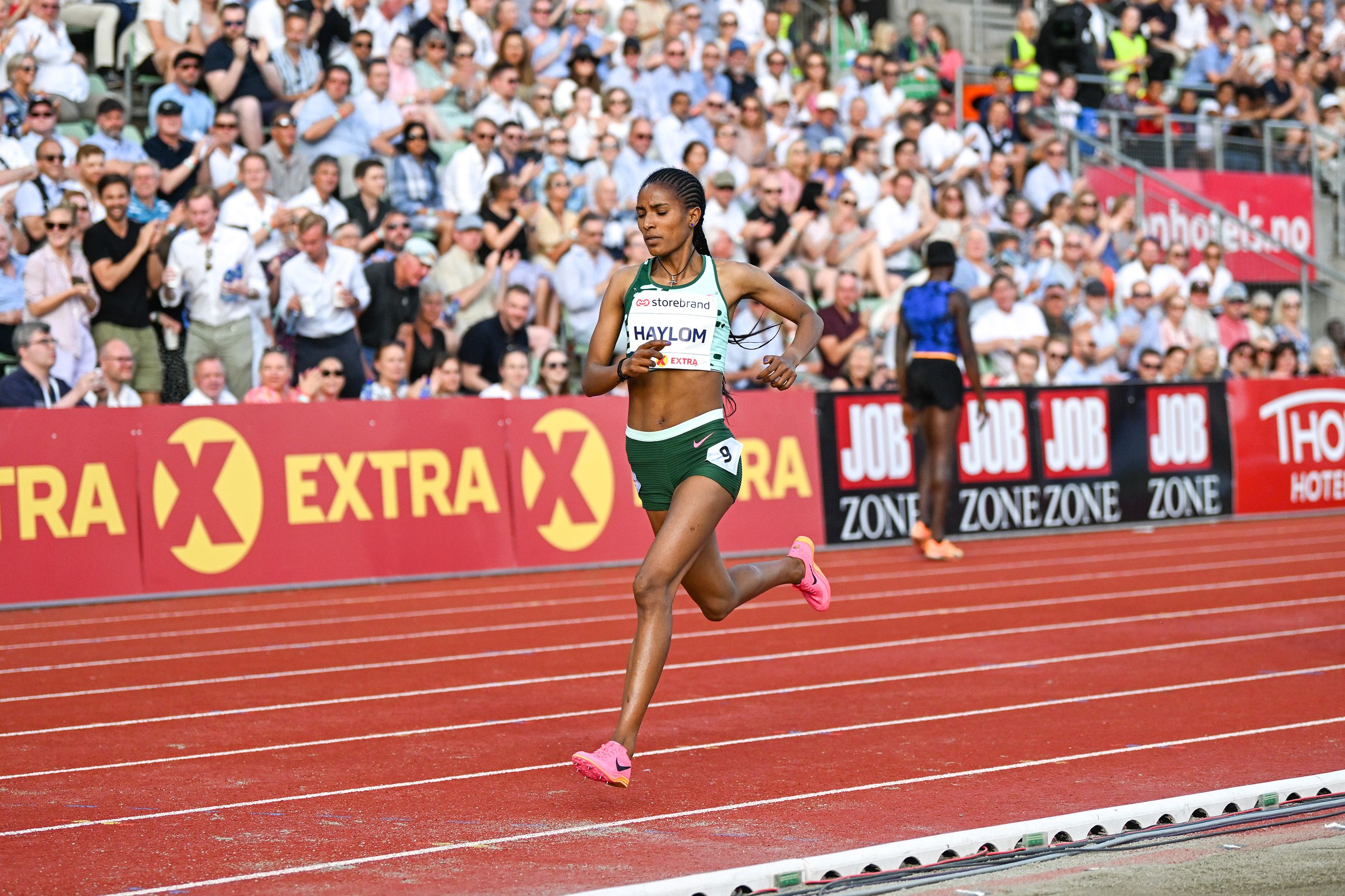 Birke Haylom on her way to a world U20 mile record in Oslo