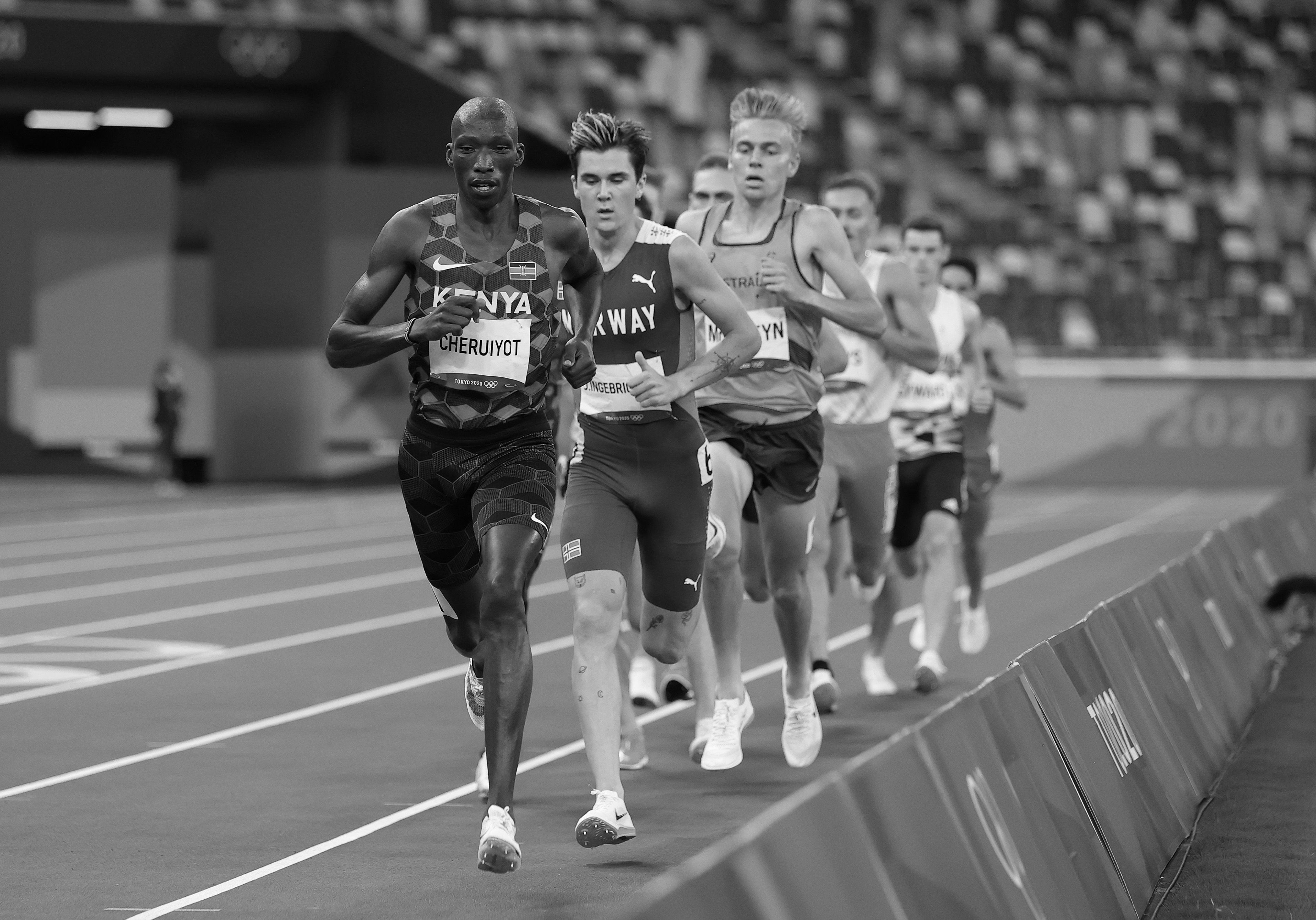 Timothy Cheruiyot leads the 1500m field at the Tokyo Olympics