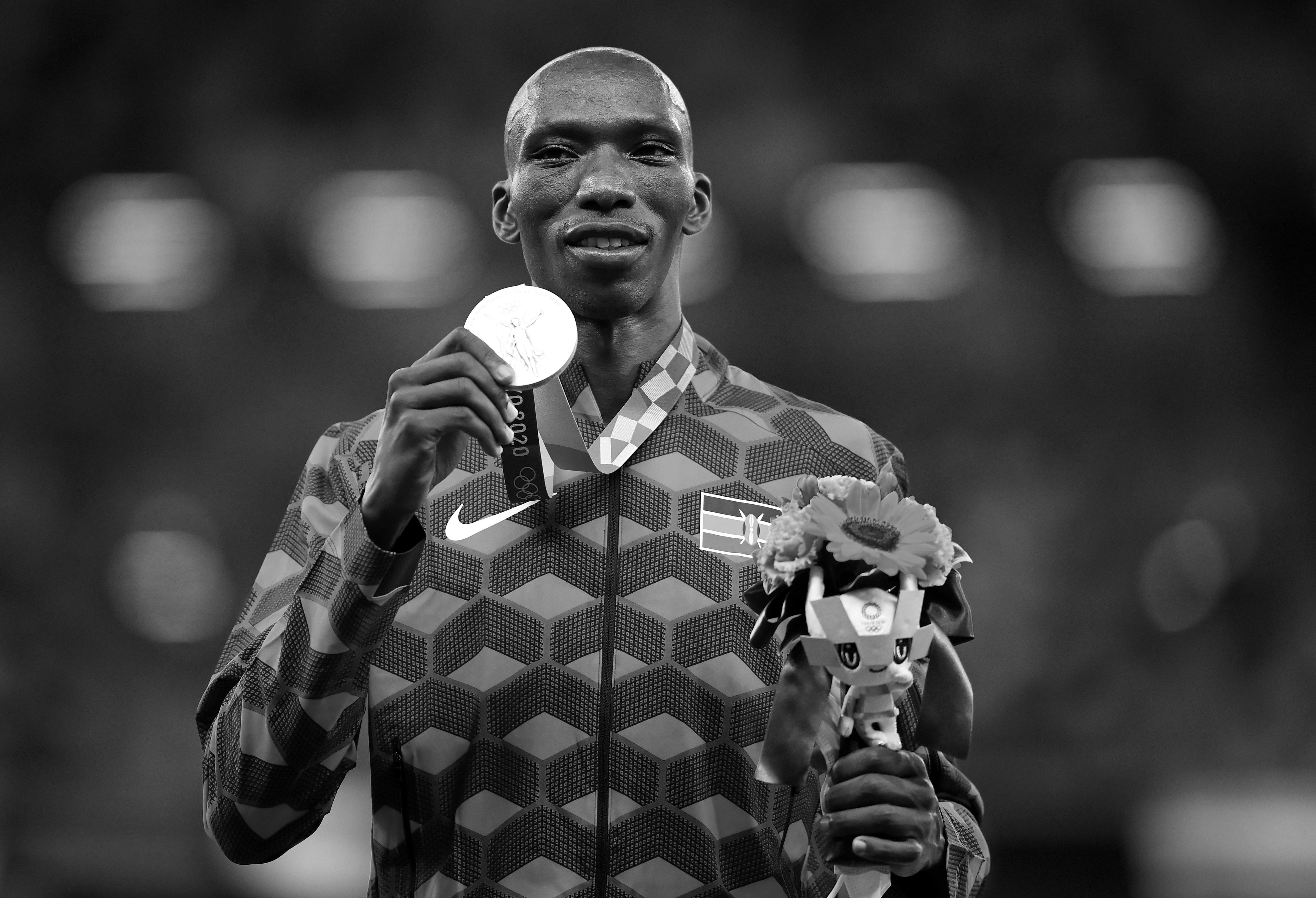 Timothy Cheruiyot with his silver medal at the Tokyo Olympics