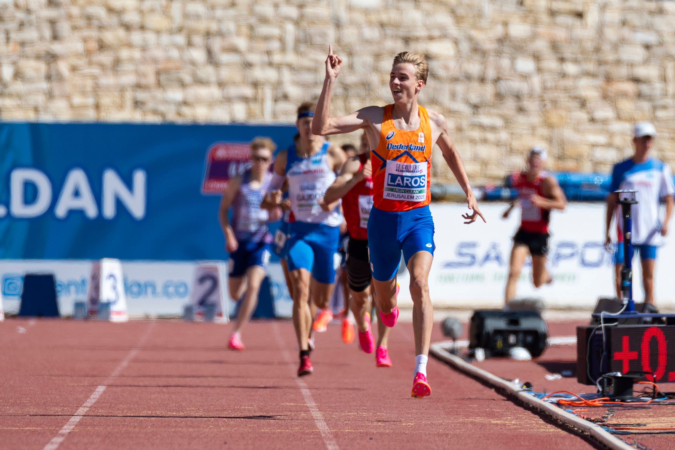 Niels Laros celebrates his 1500m win at the European U20 Championships in Jerusalem